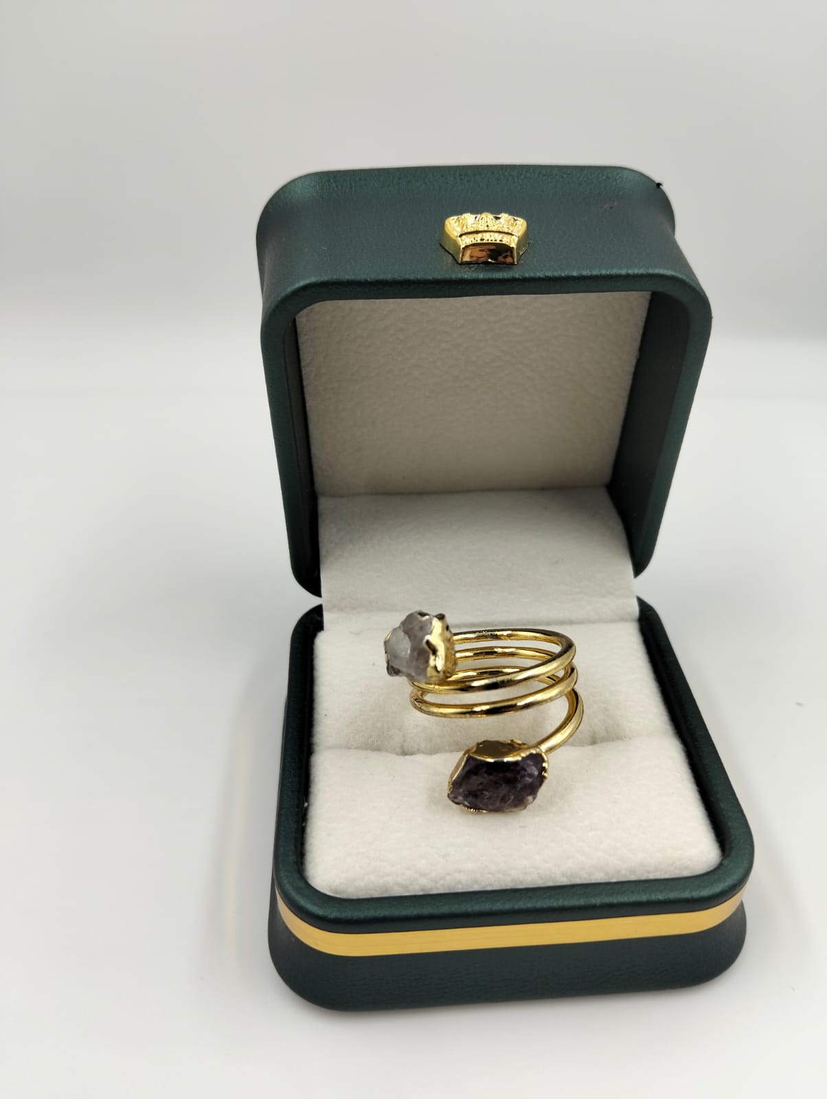 Bague en or avec pierres brutes