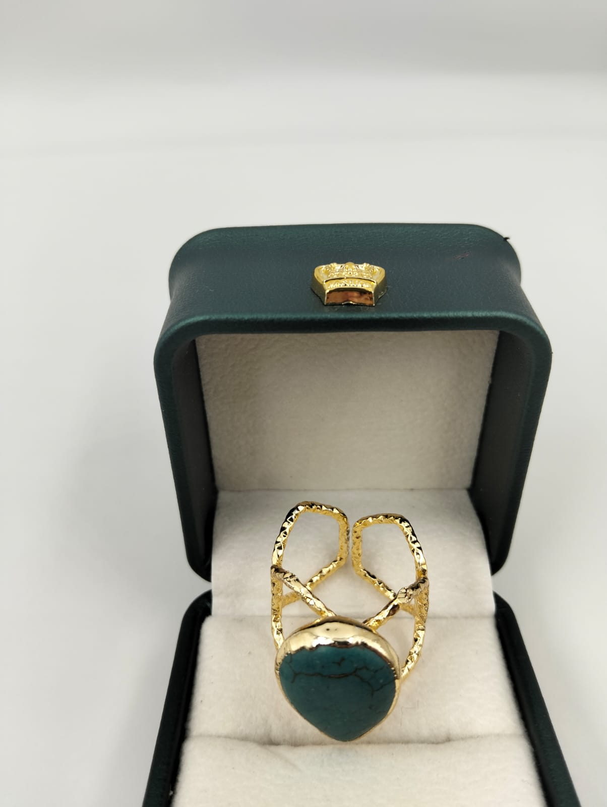 Bague dorée avec pierre verte