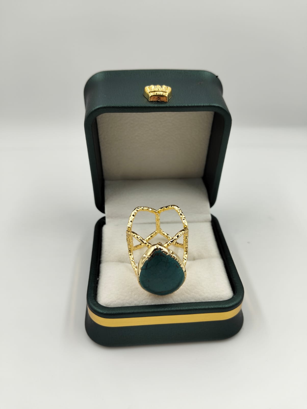 Bague dorée avec pierre verte