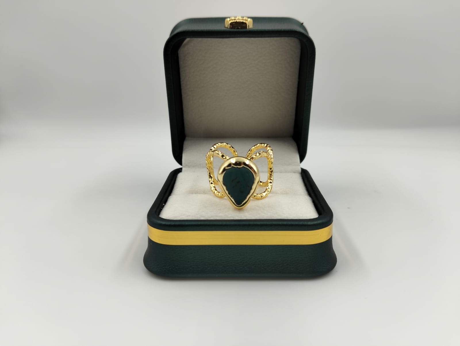 Bague dorée avec pierre verte