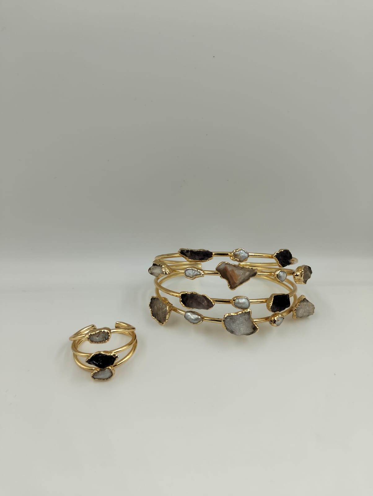 Bracelet et anneau en cuivre avec des pierres naturelles revêtu d'or