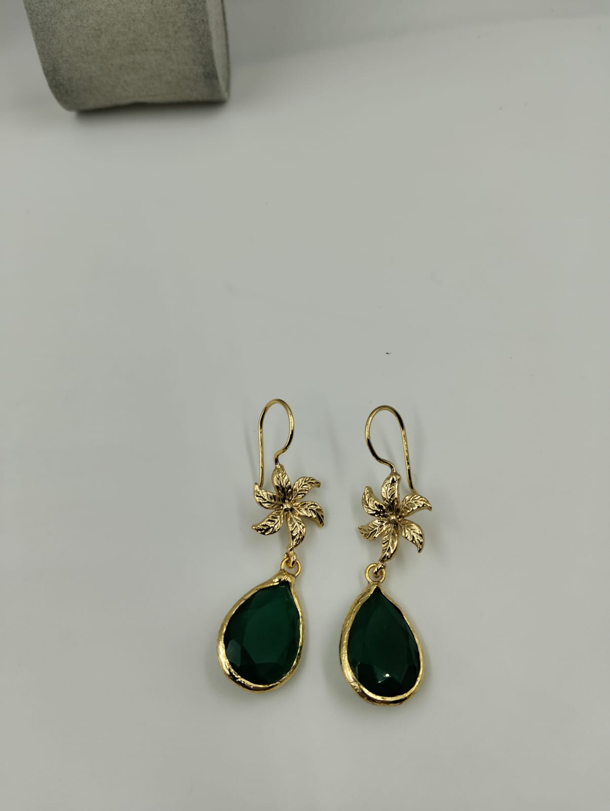 Boucles d’oreilles dorées et vert émeraude