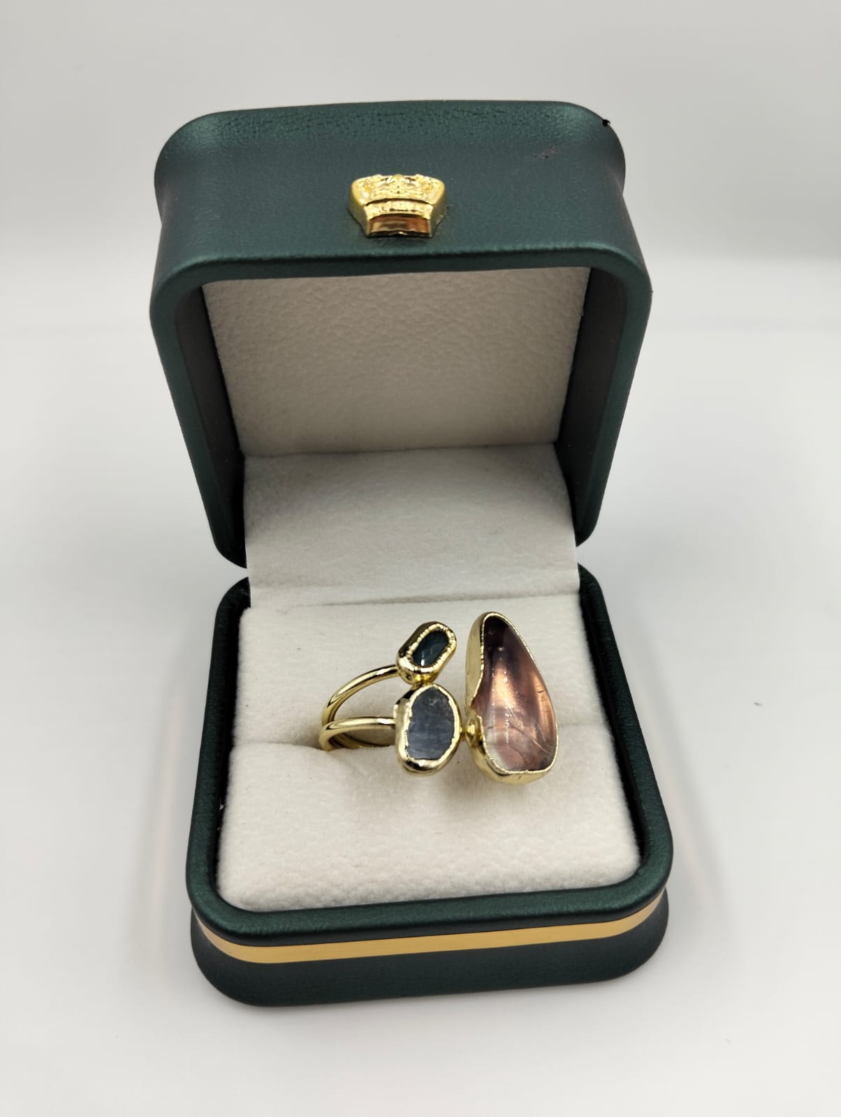 Bague en pierres précieuses