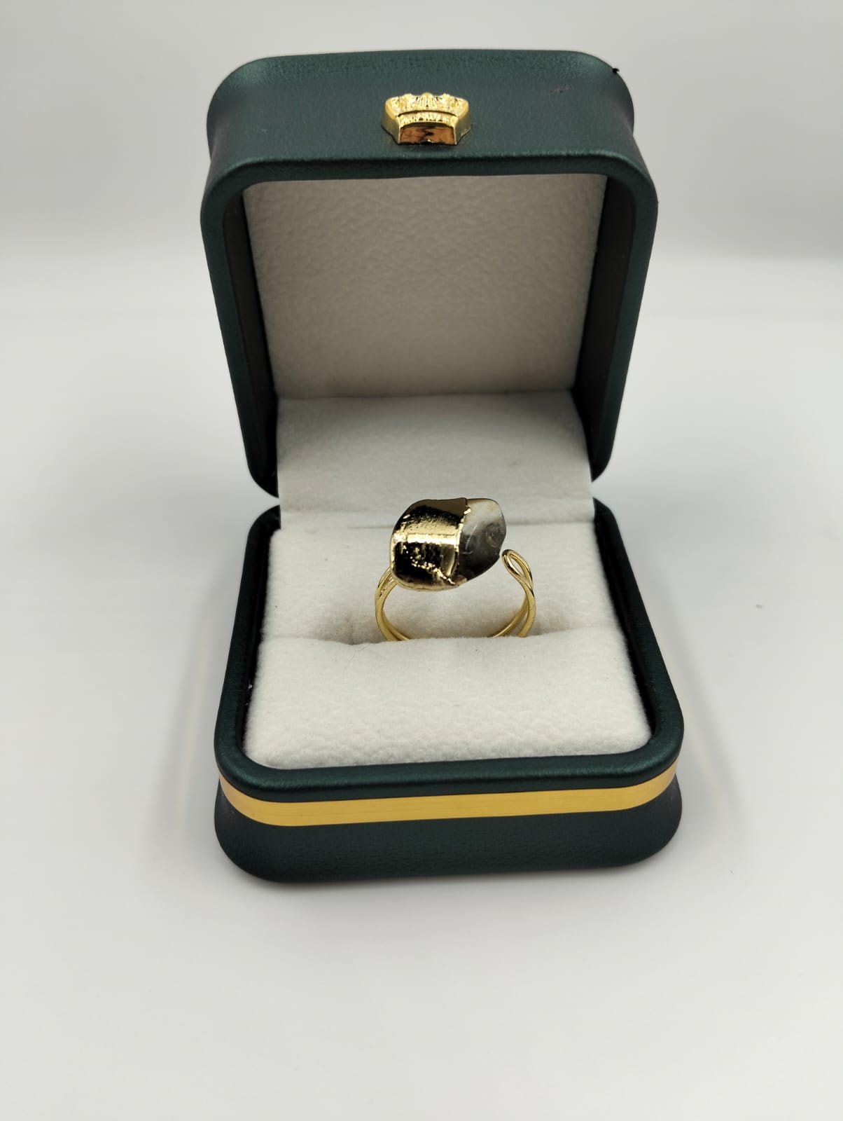 Bague dorée avec pierre noire