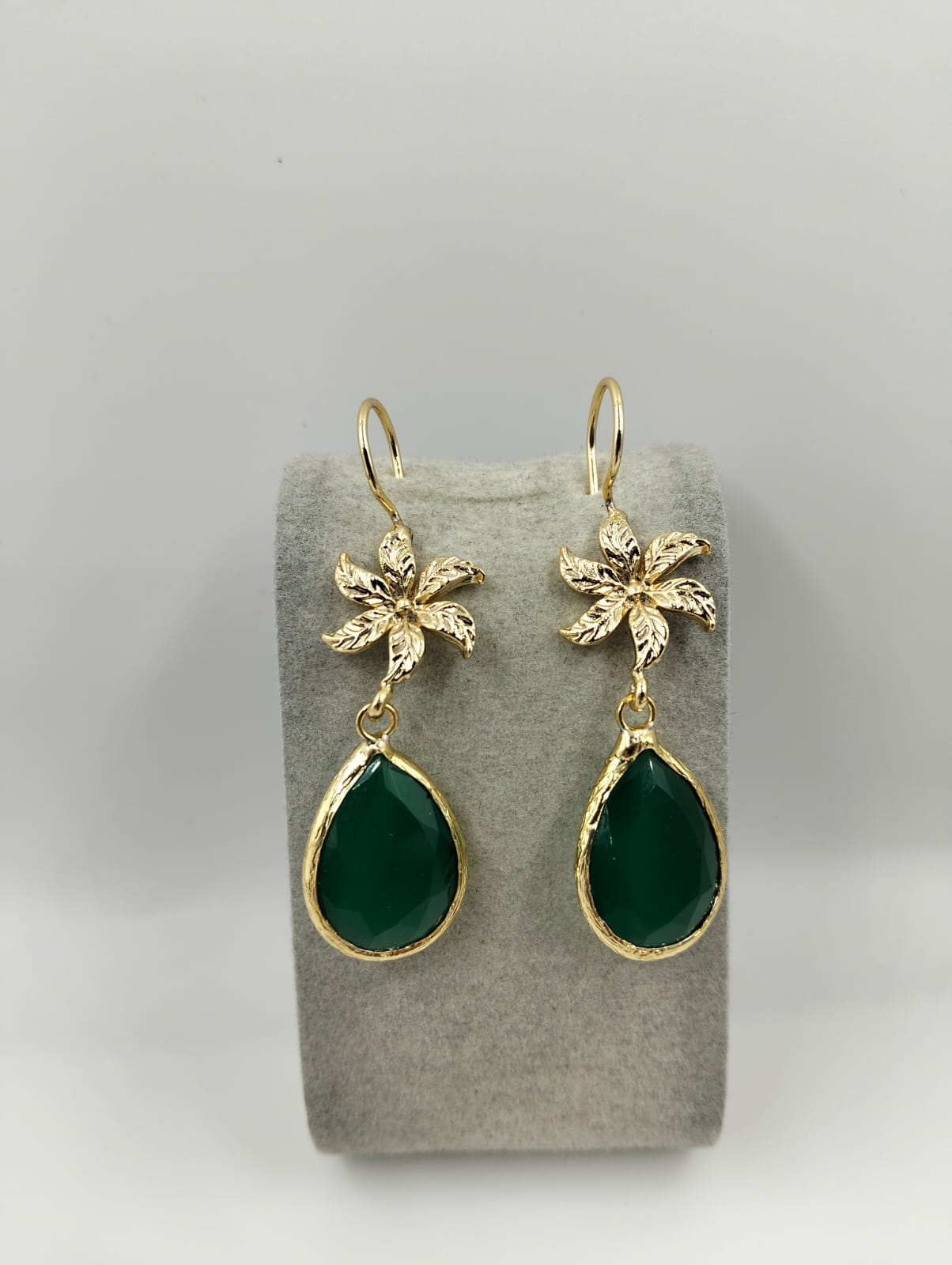Boucles d'oreilles dorées avec pierre verte