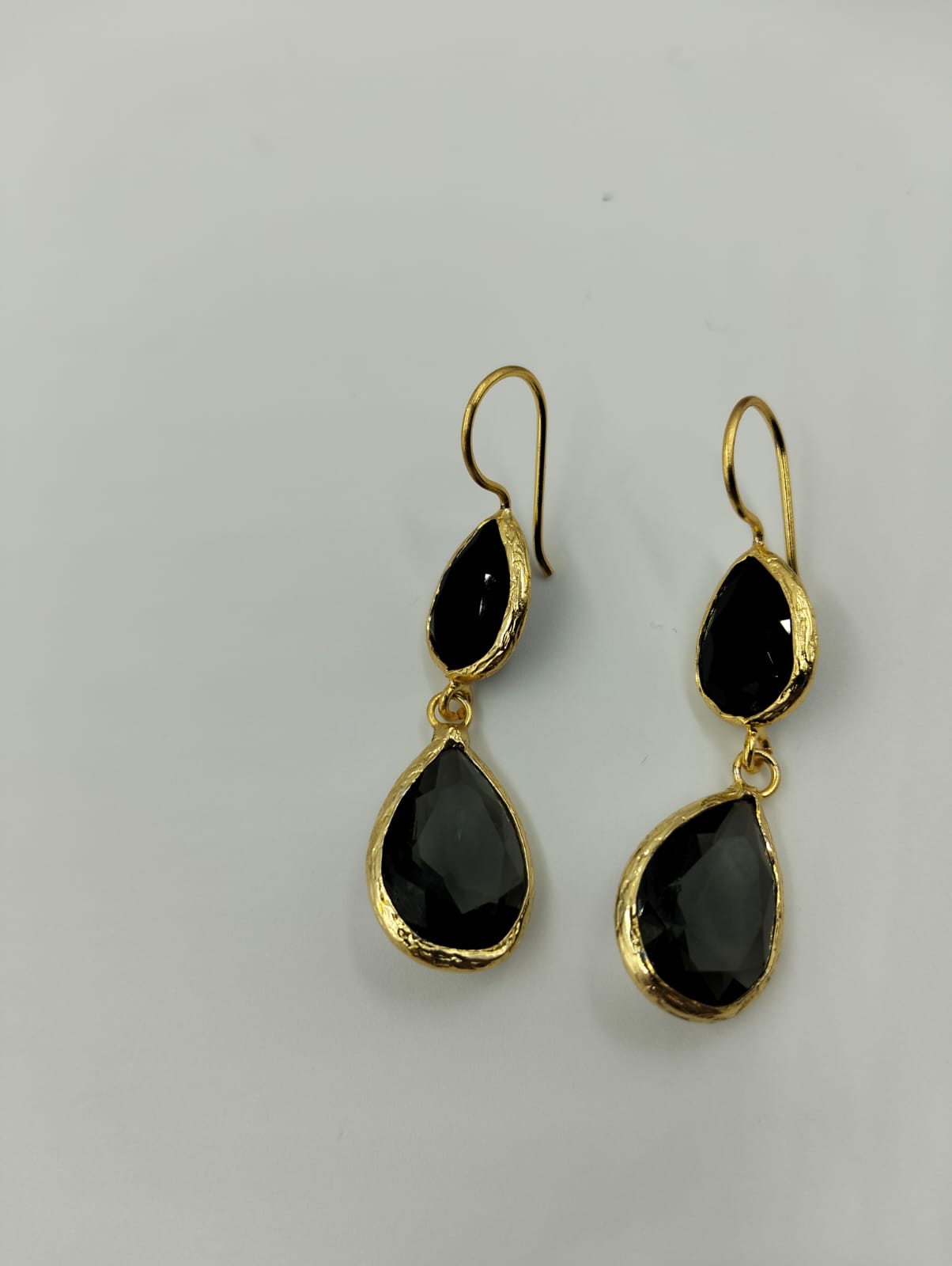 Boucles d'oreilles pendantes noir et or