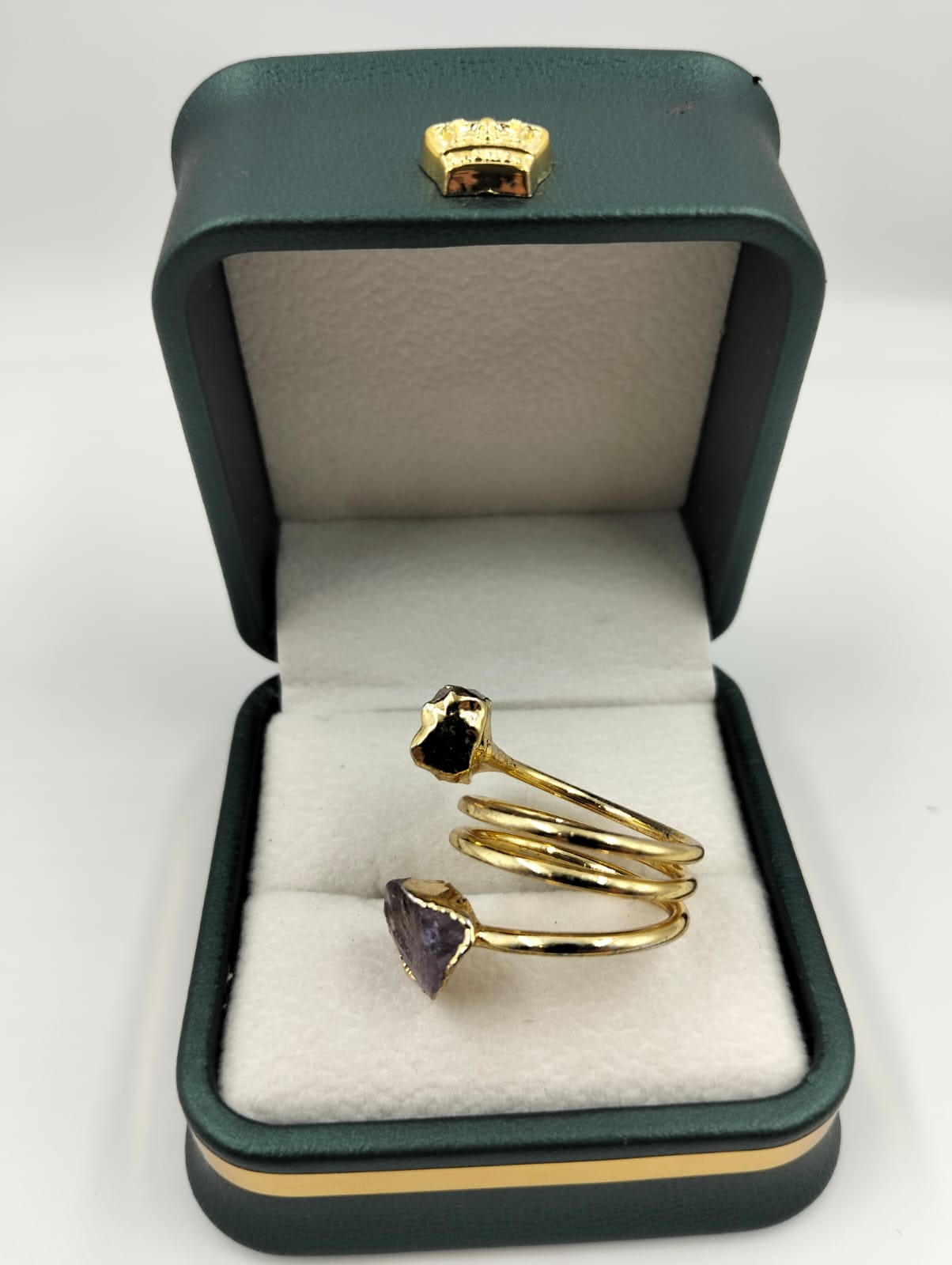 Bague en or avec pierres brutes
