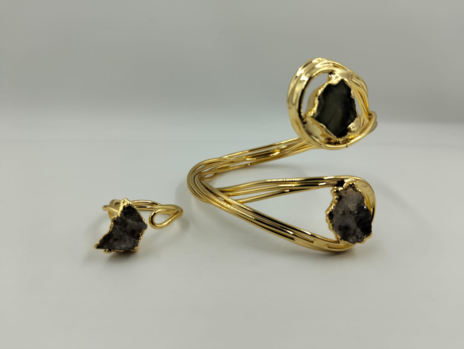 Bracelet doré avec pierre naturelle