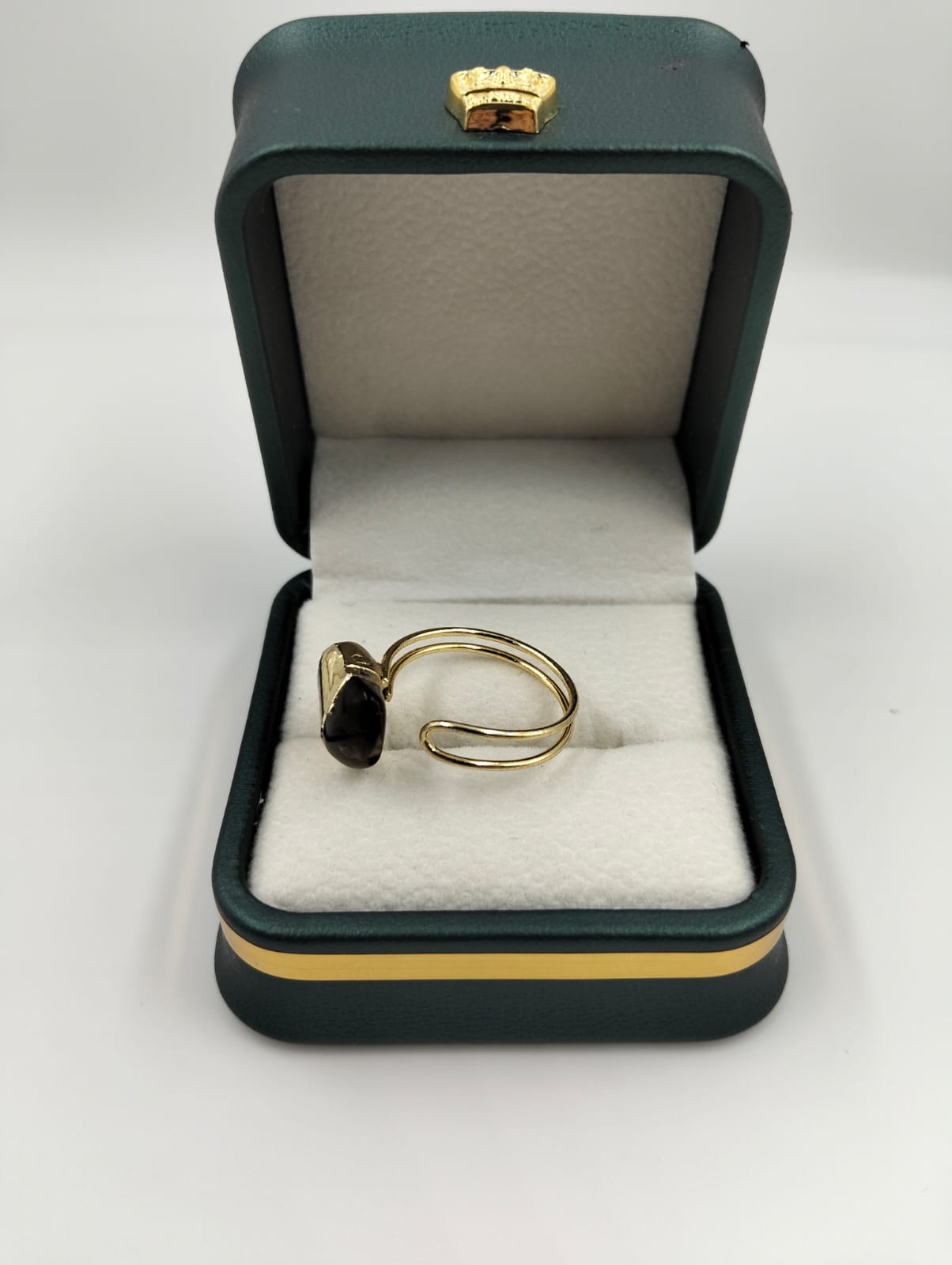 Bague dorée avec pierre noire