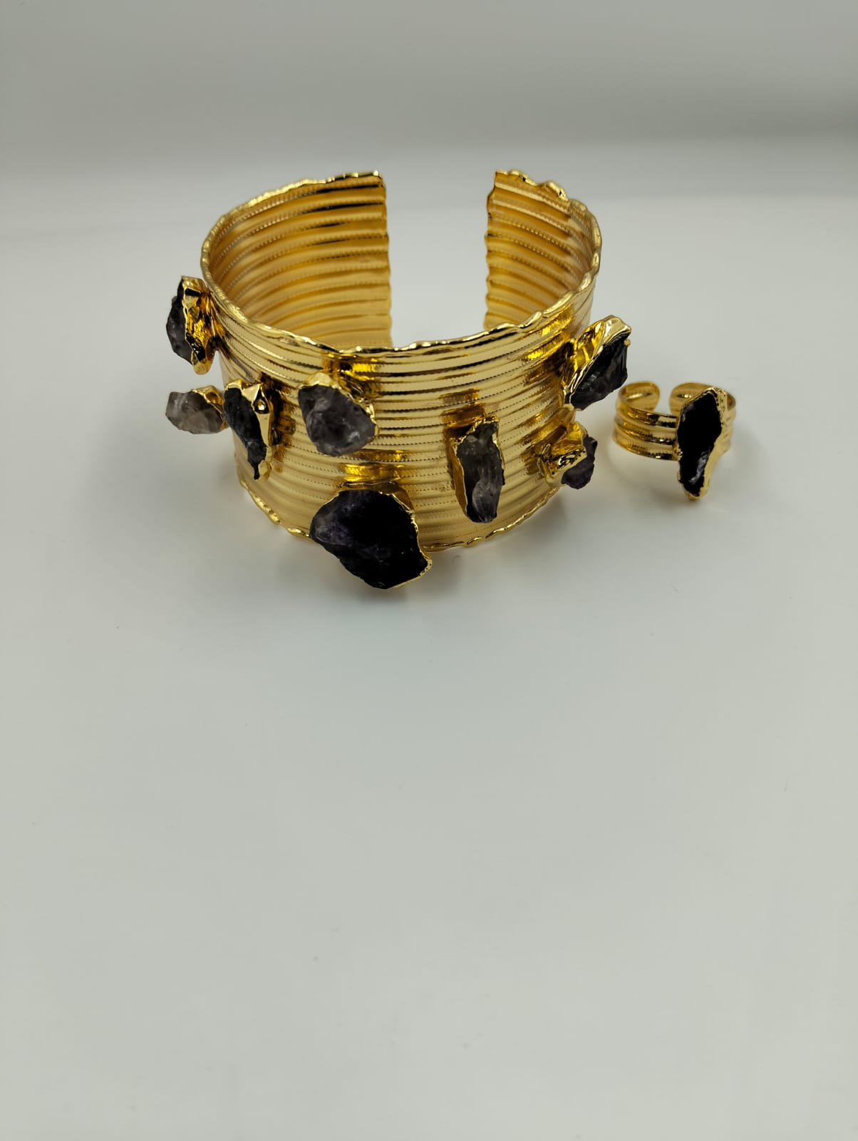 Bracelet et Bague dorés avec pierres brutes