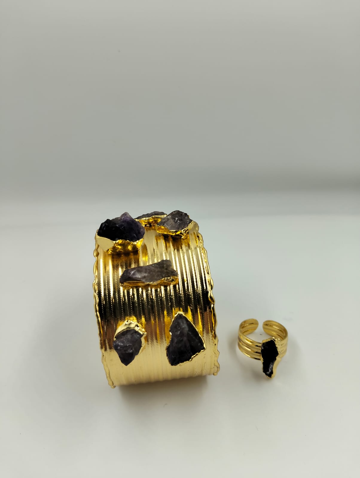 Bracelet et Bague dorés avec pierres brutes