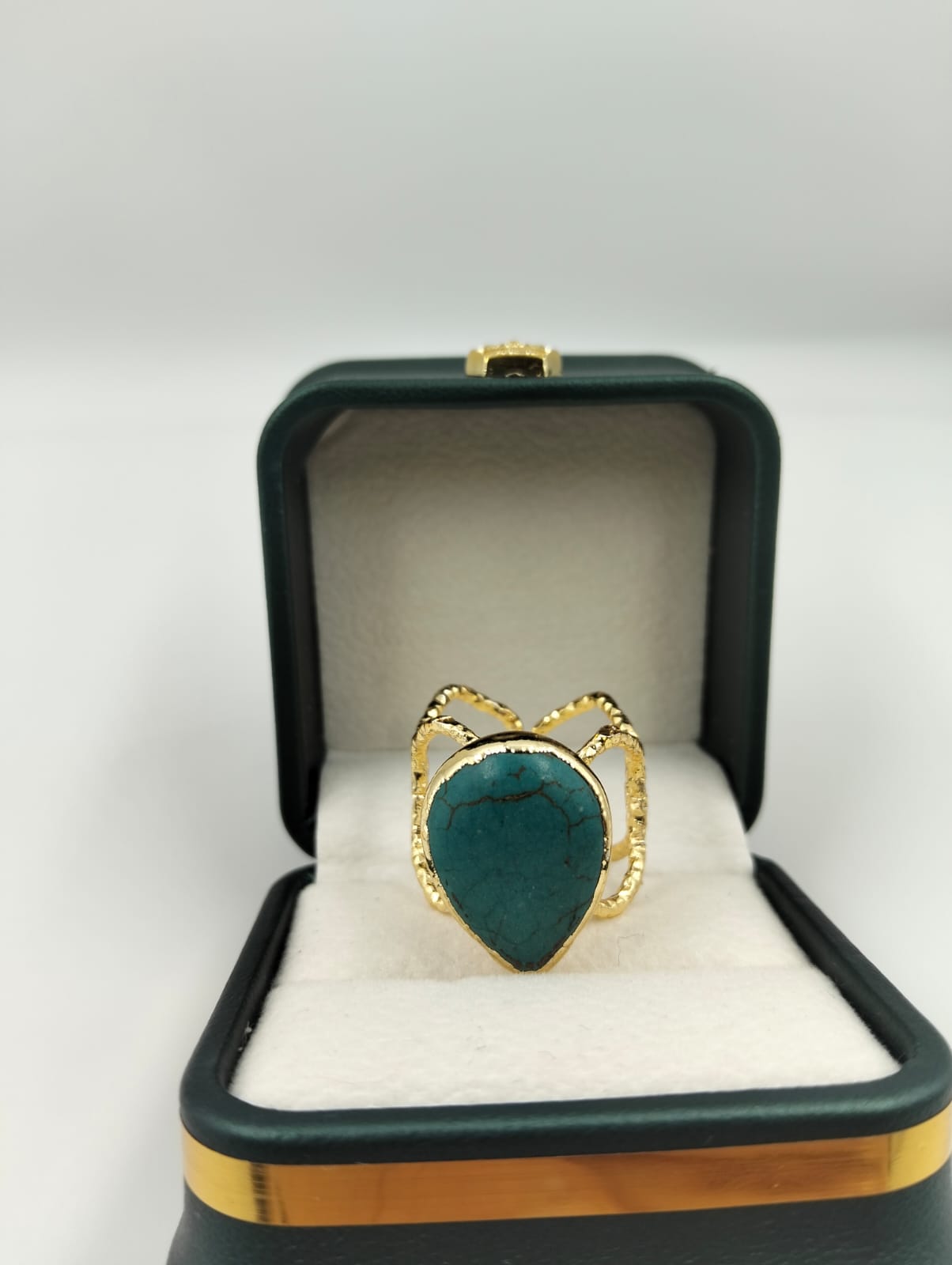 Bague dorée avec pierre verte