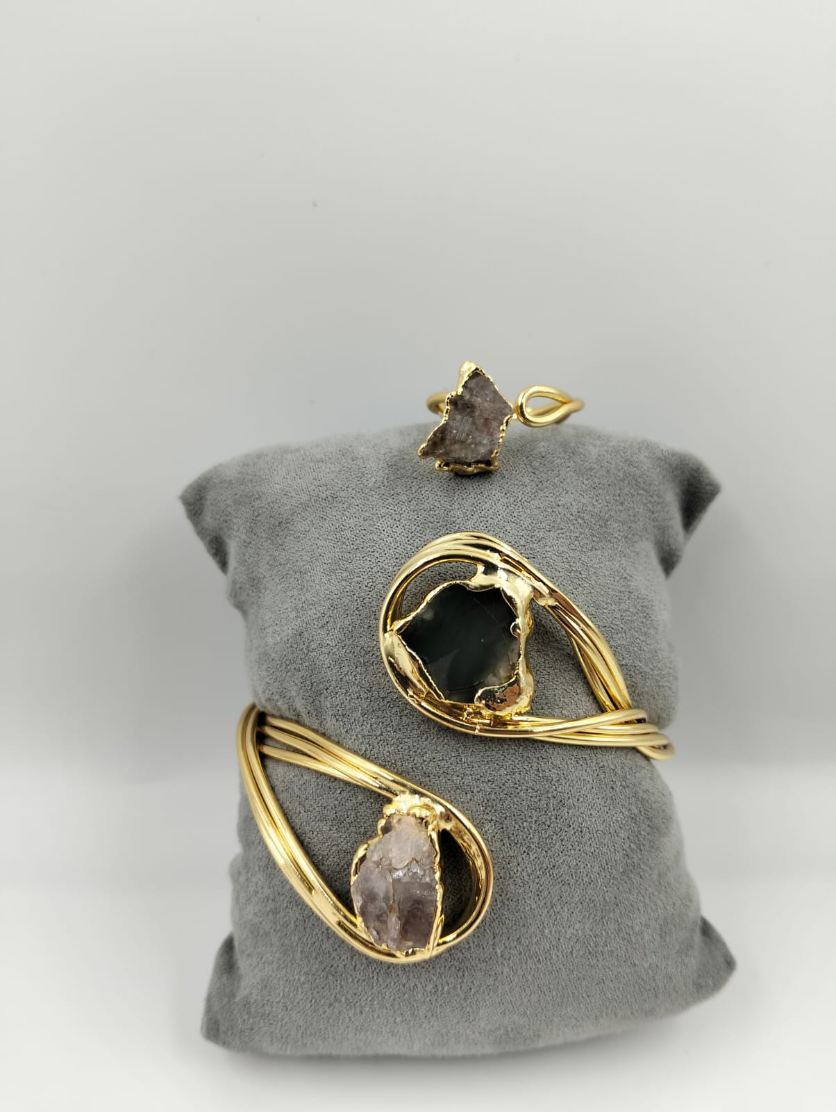Bracelet doré avec pierre naturelle