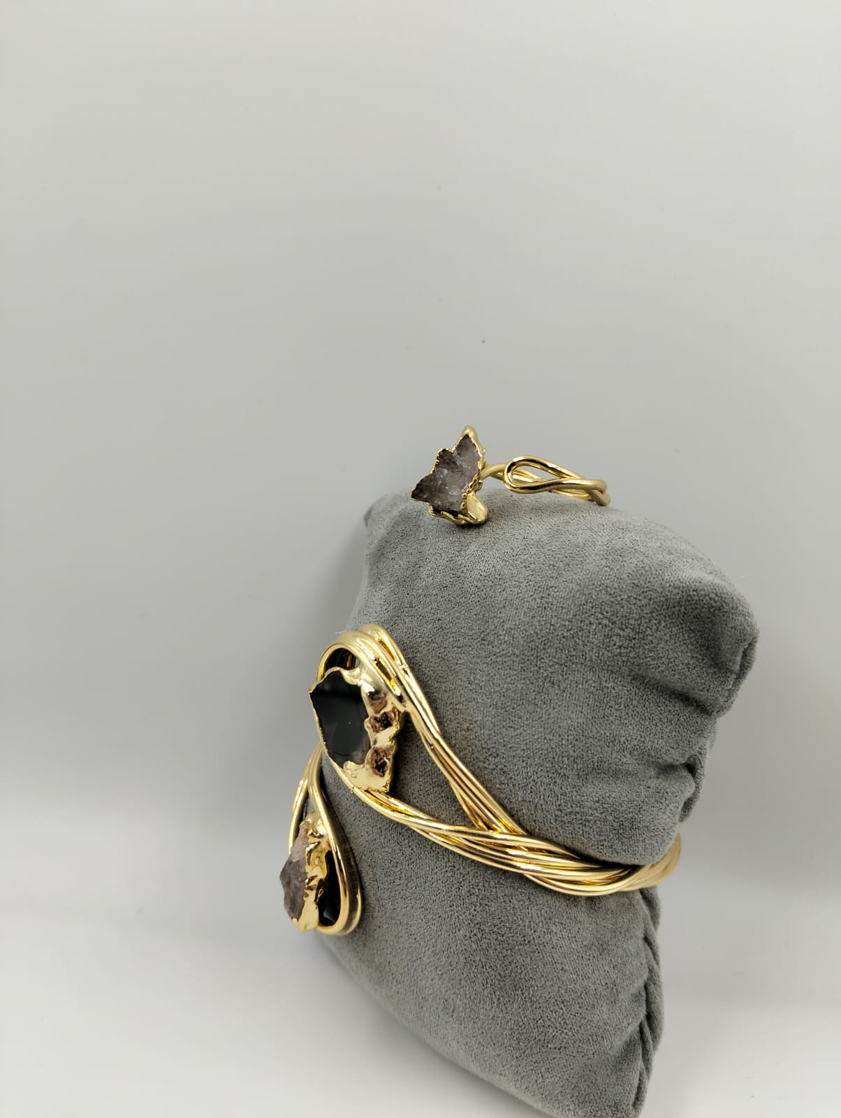 Bracelet doré avec pierre naturelle