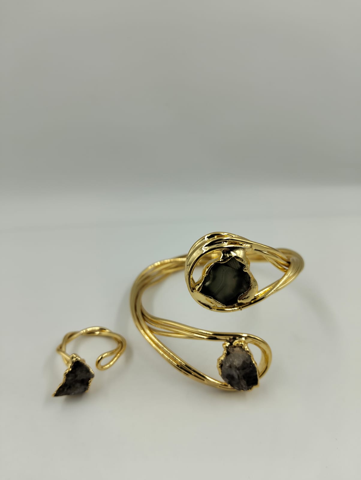 Bracelet doré avec pierre naturelle