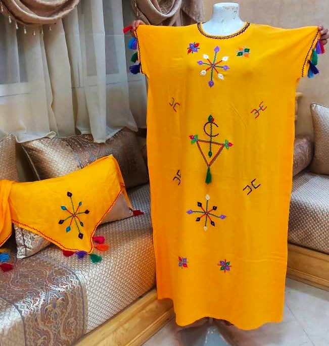 Admirez cette gandoura aux couleurs moutardes
