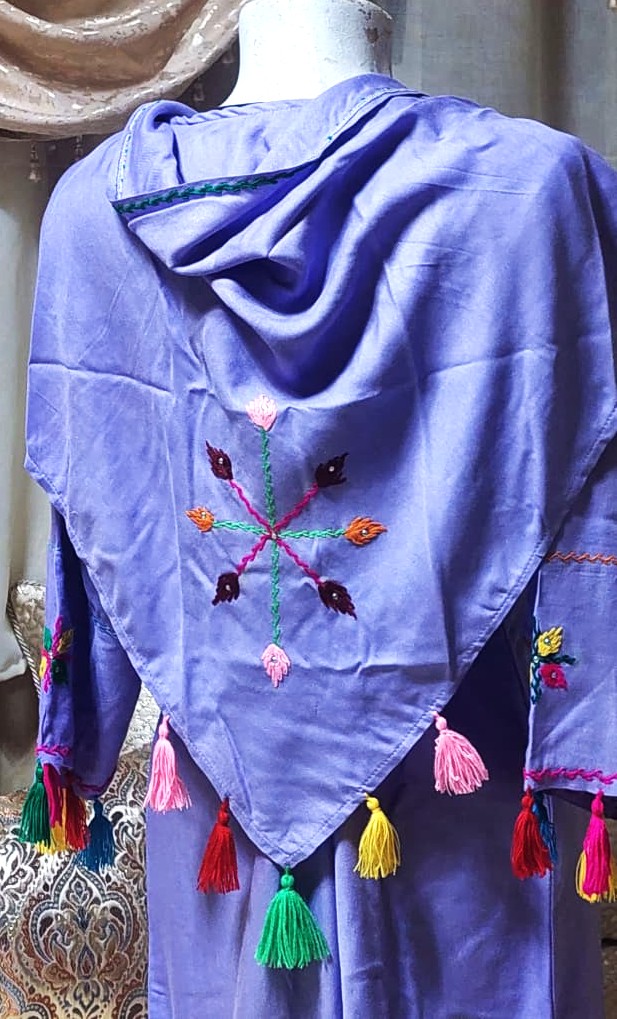En bleu la robe met en valeur la femme berbere