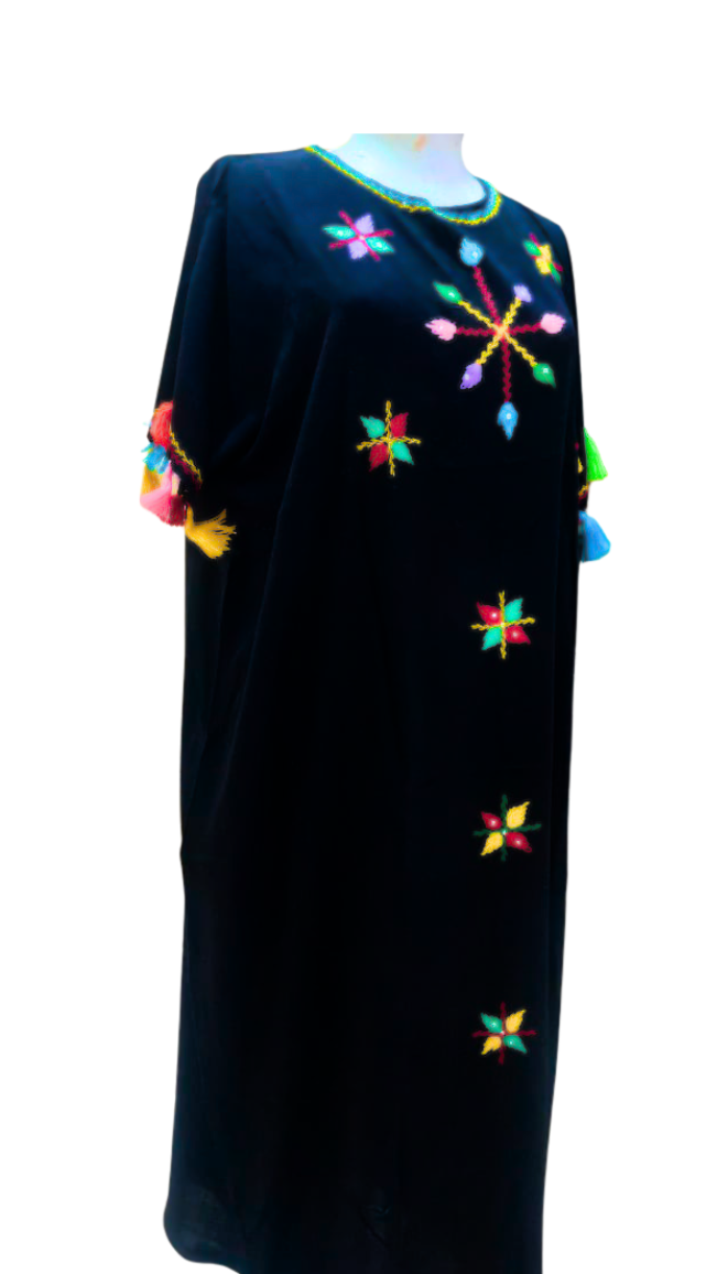Robe marocaine noire aux motifs colorés