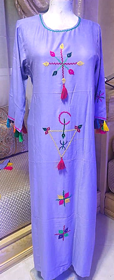 En bleu la robe met en valeur la femme berbere