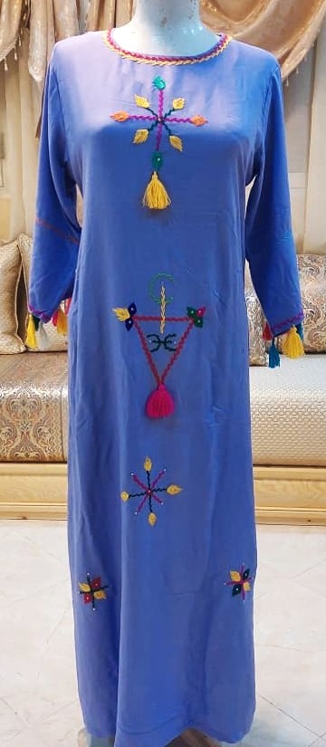 En bleu la robe met en valeur la femme berbere