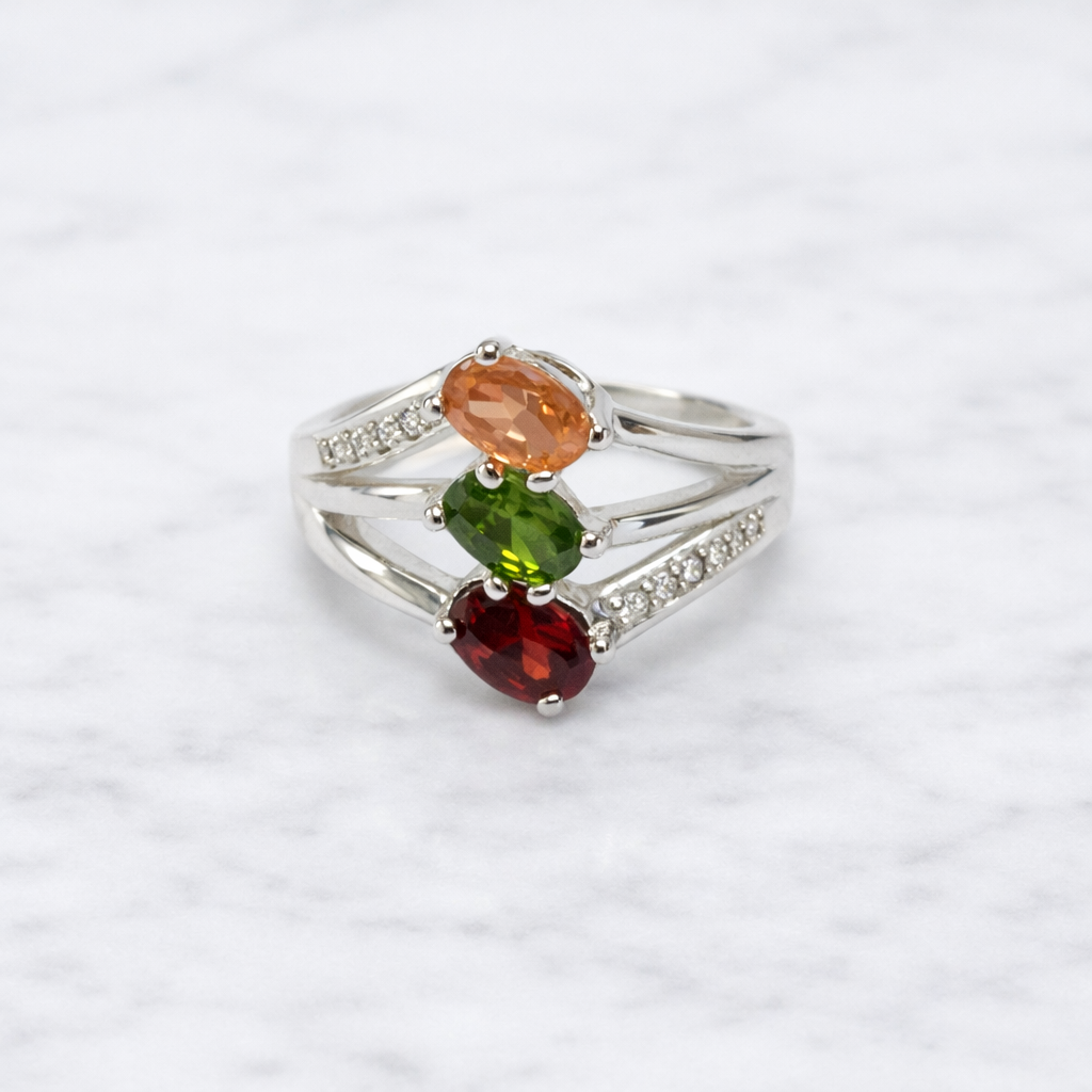 Anillo de plata con piedras multicolores