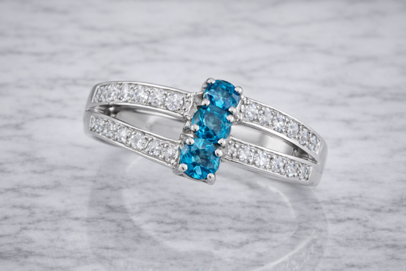 Anillo de plata con topacio azul