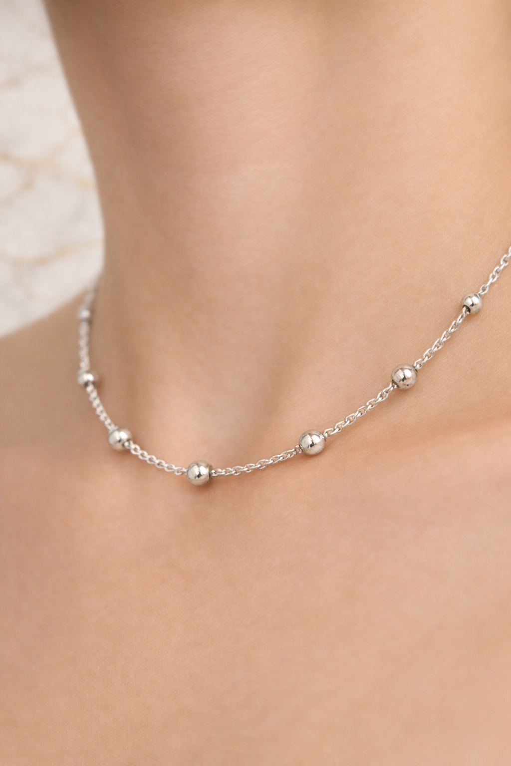 Collar de cadena de plata con esferas