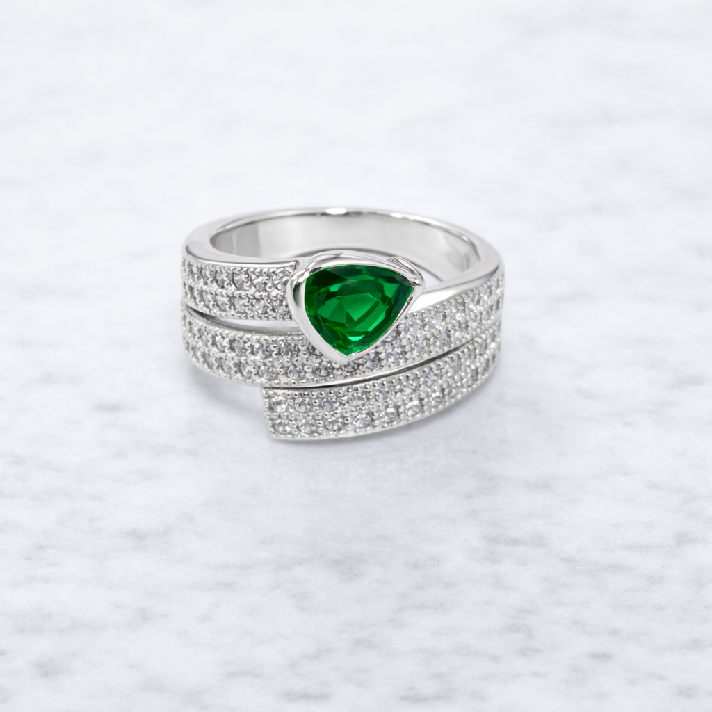 Anillo de plata con piedra verde