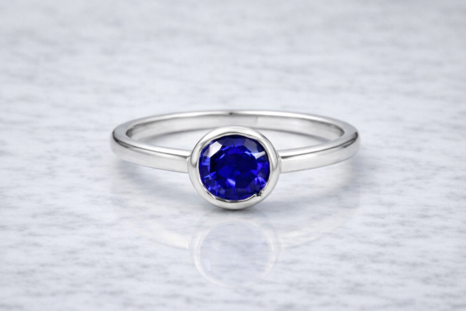 Anillo de plata con piedra azul