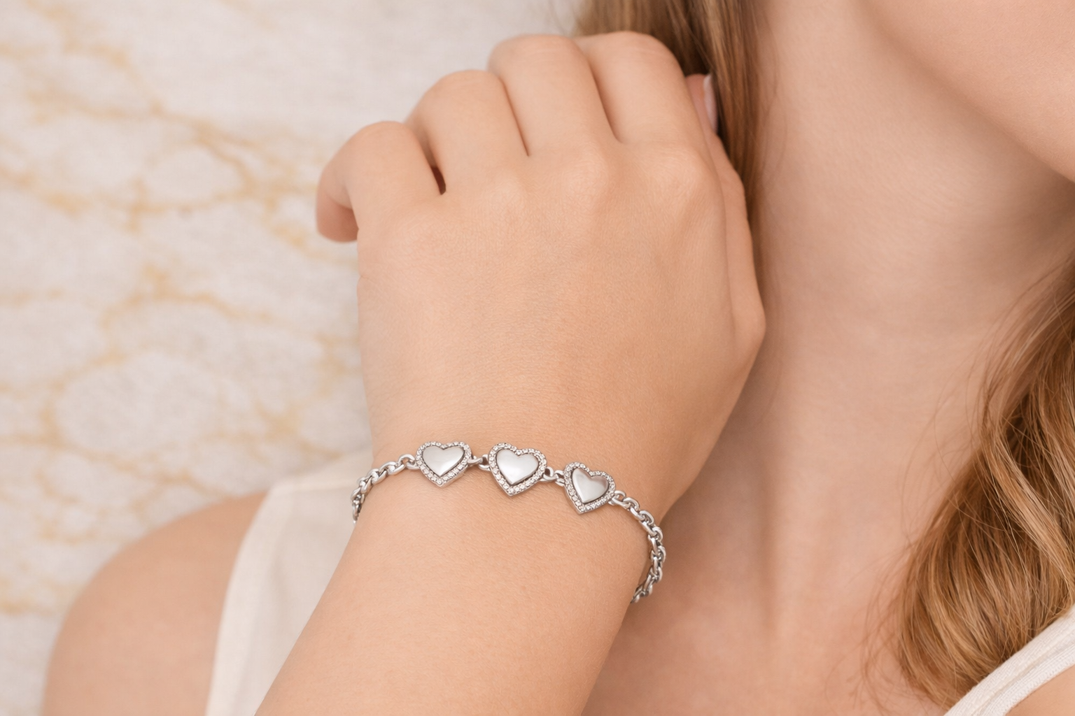Pulsera de corazones plateada