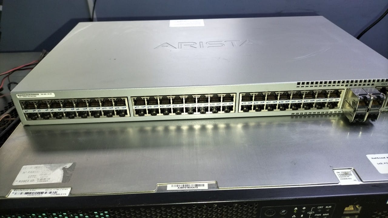 Switch de red Ethernet 10/100/1000  /10G, 48 PORT Modelo: DCS-7010T-48.