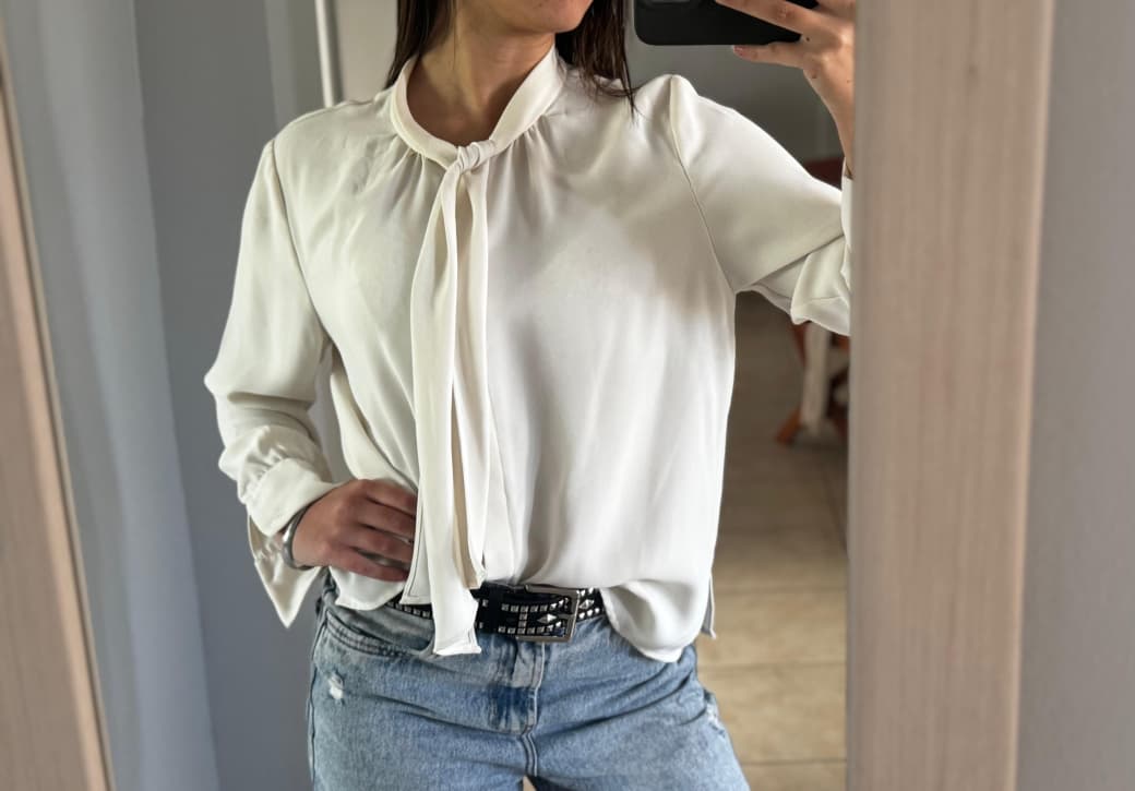 Blusa blanca con lazo