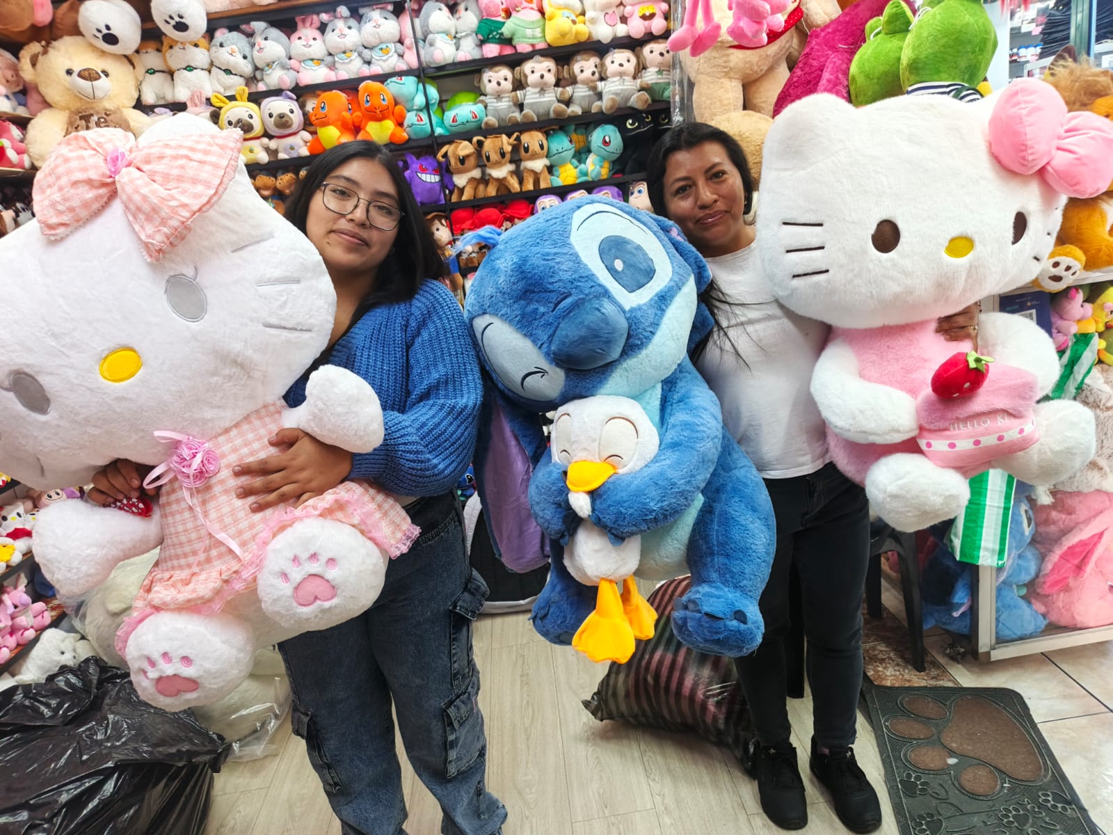 Peluche gigante Hello Kitty y Stitch
