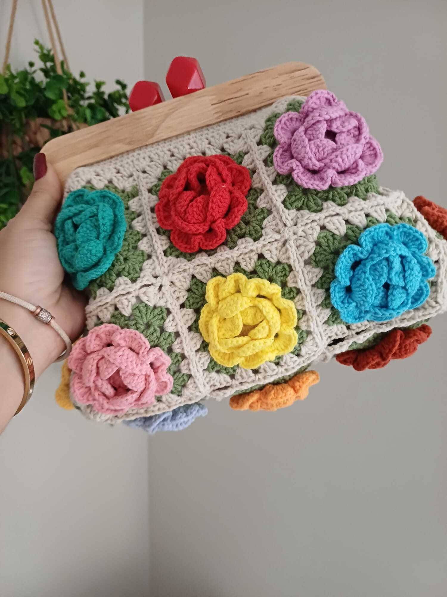 El Örgüsü Ahşap Burslu Karışık Renkli Motif Büyükanne Çantası