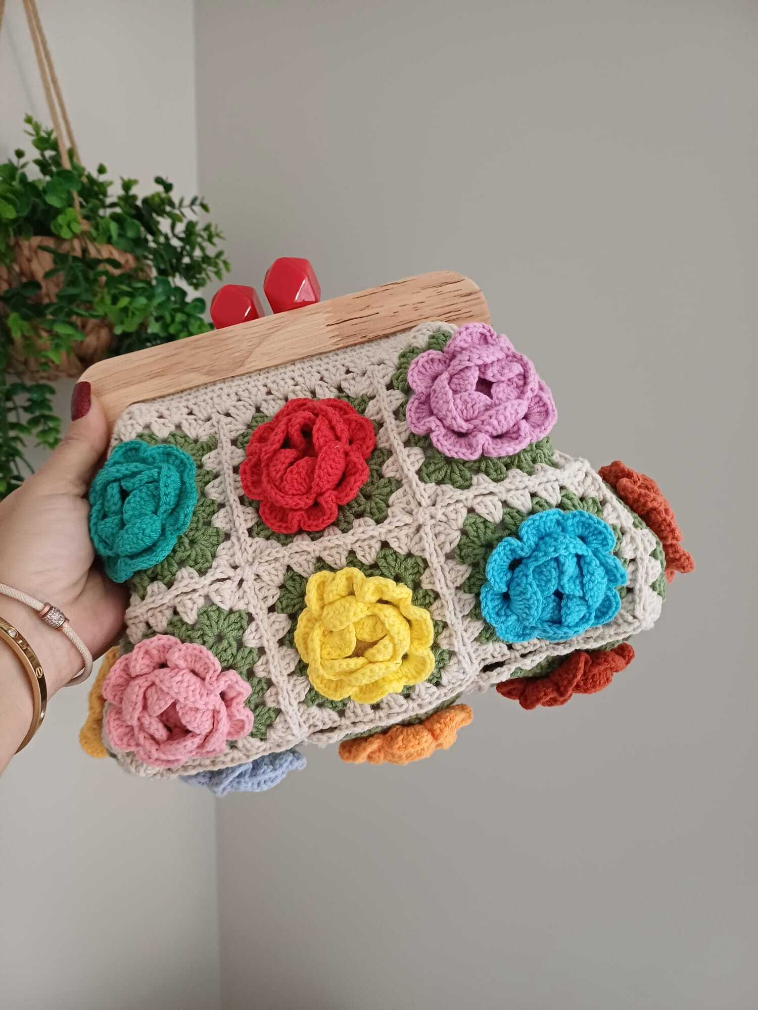 El Örgüsü Ahşap Burslu Karışık Renkli Motif Büyükanne Çantası