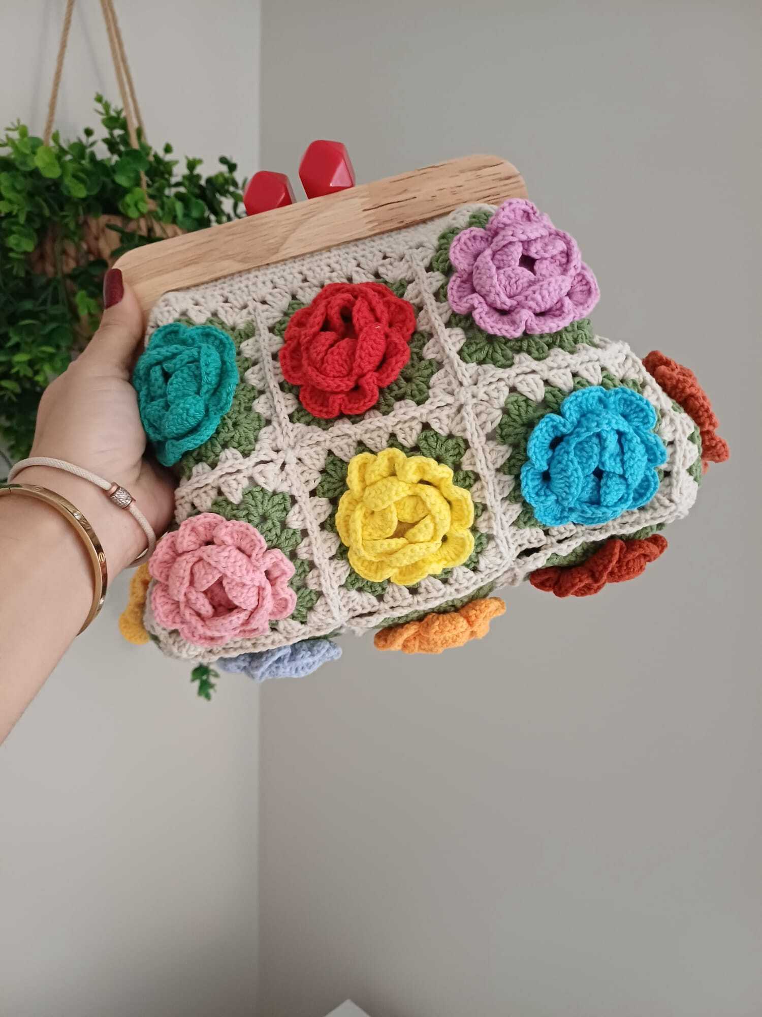 El Örgüsü Ahşap Burslu Karışık Renkli Motif Büyükanne Çantası
