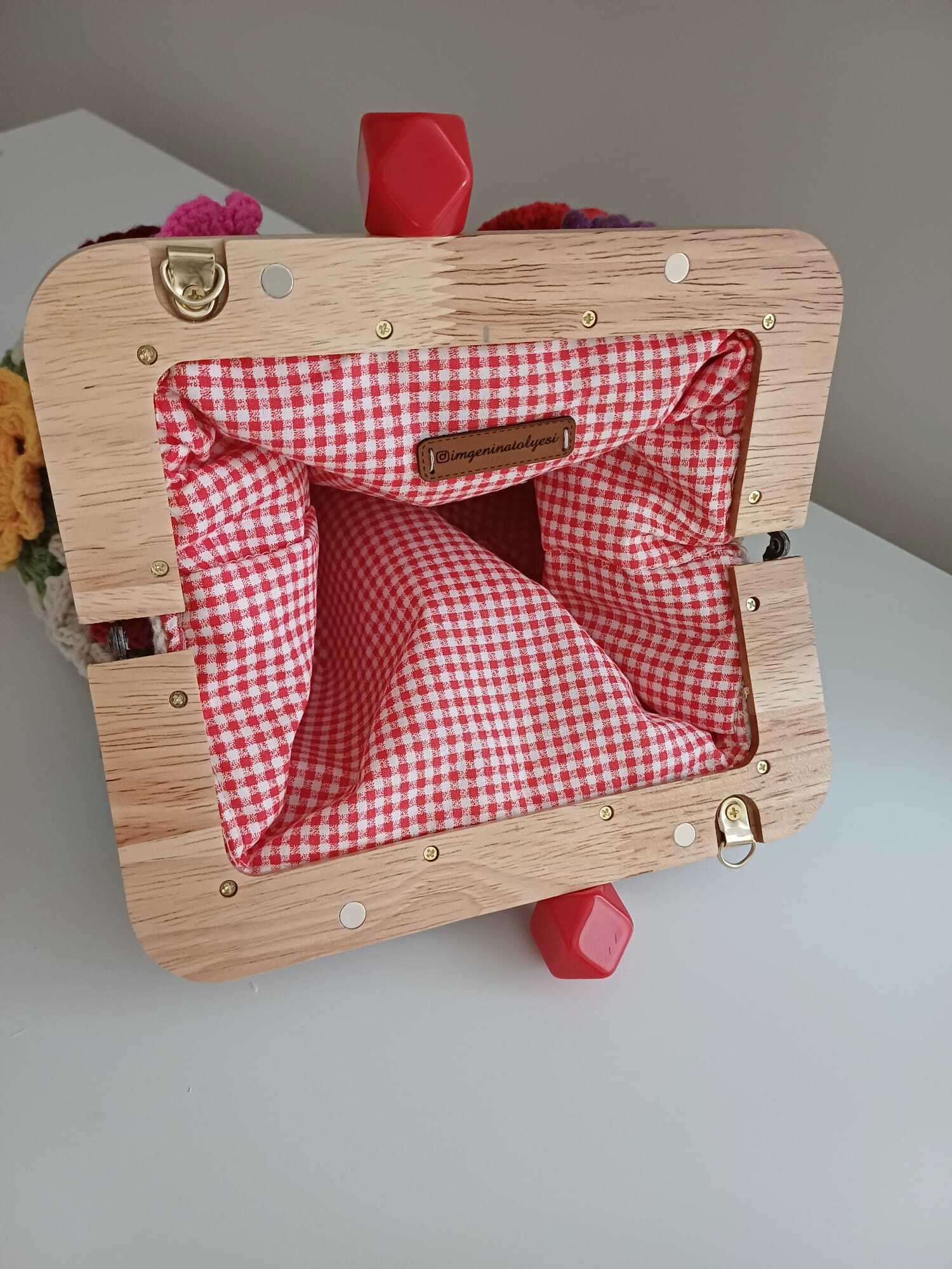 El Örgüsü Ahşap Burslu Karışık Renkli Motif Büyükanne Çantası