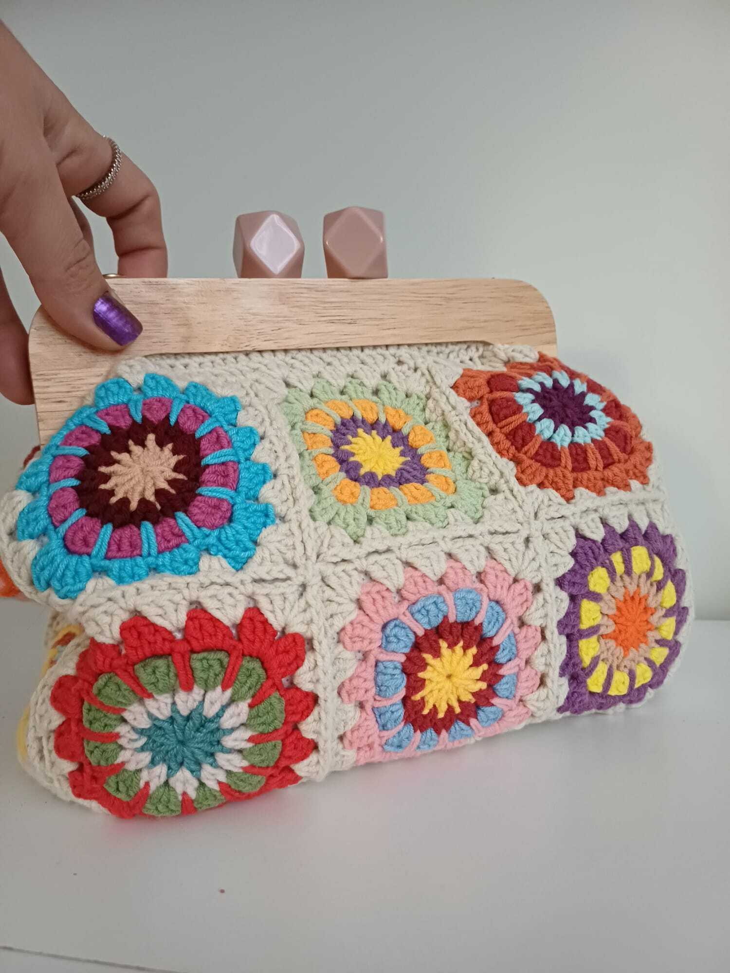 El Örgüsü Rainbow Çiçekli Ahşap Burslu Pudra Öpücük Kilitli Çanta