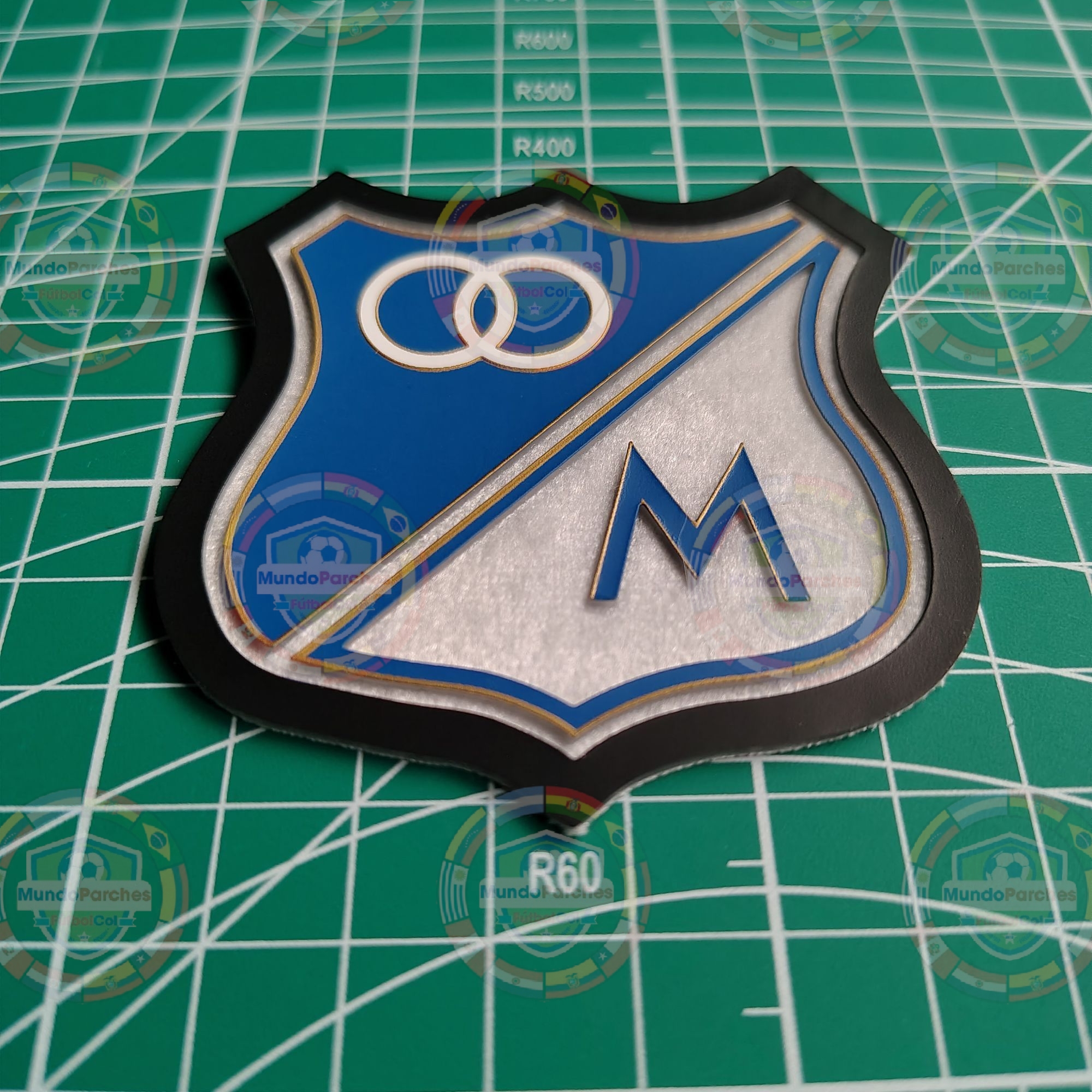 Escudo Millonarios Grande material TPU ( caucho) borde dorado y terciopelo