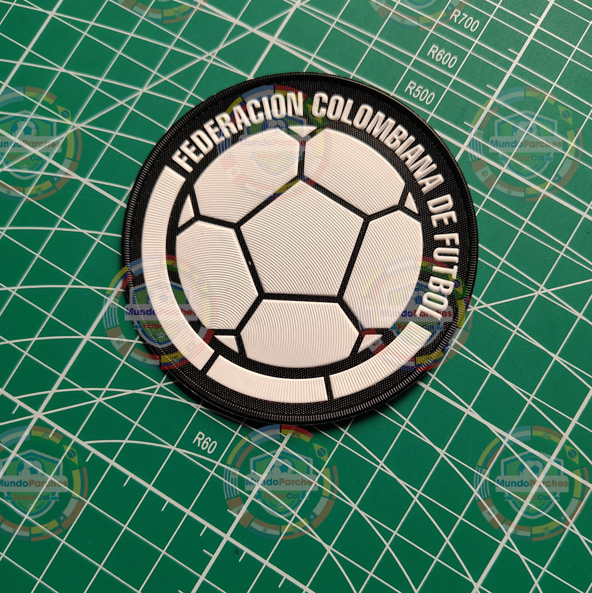 Escudo Selección Colombia 2023 Material Tpu (Caucho) Blanco y Negro Borde Negro