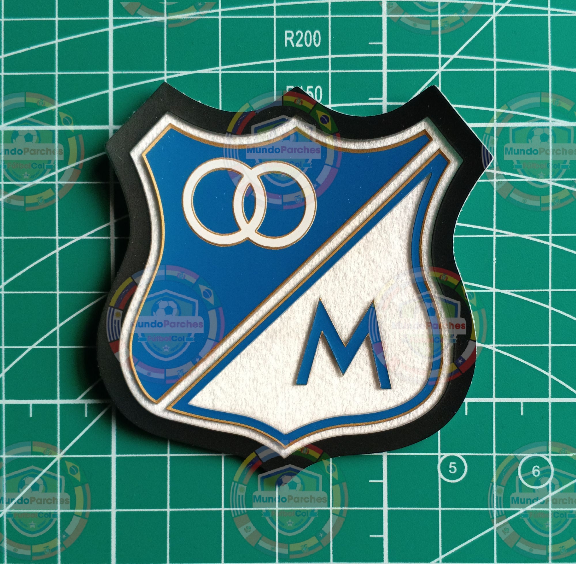 Escudo Millonarios Grande material TPU ( caucho) borde dorado y terciopelo