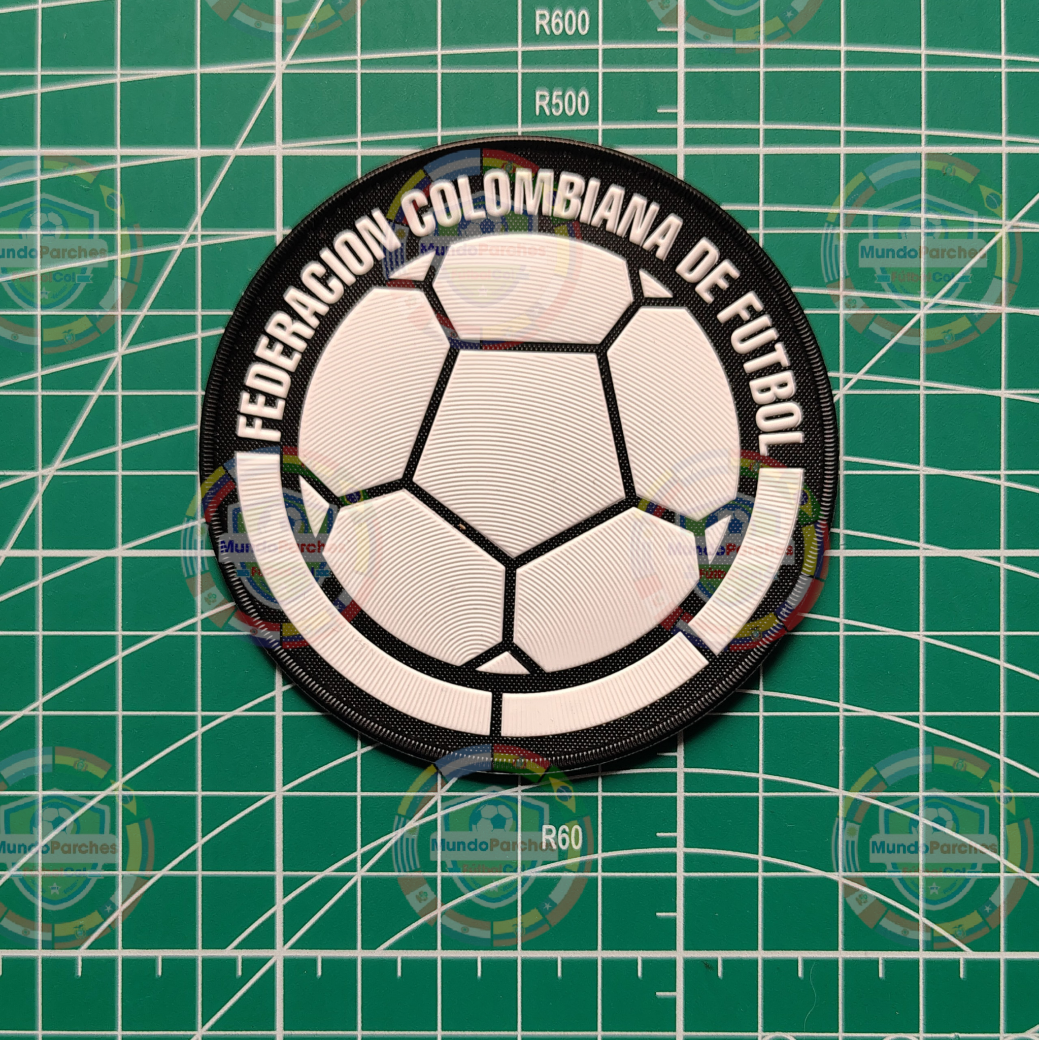 Escudo Selección Colombia 2023 Material Tpu (Caucho) Blanco y Negro Borde Negro