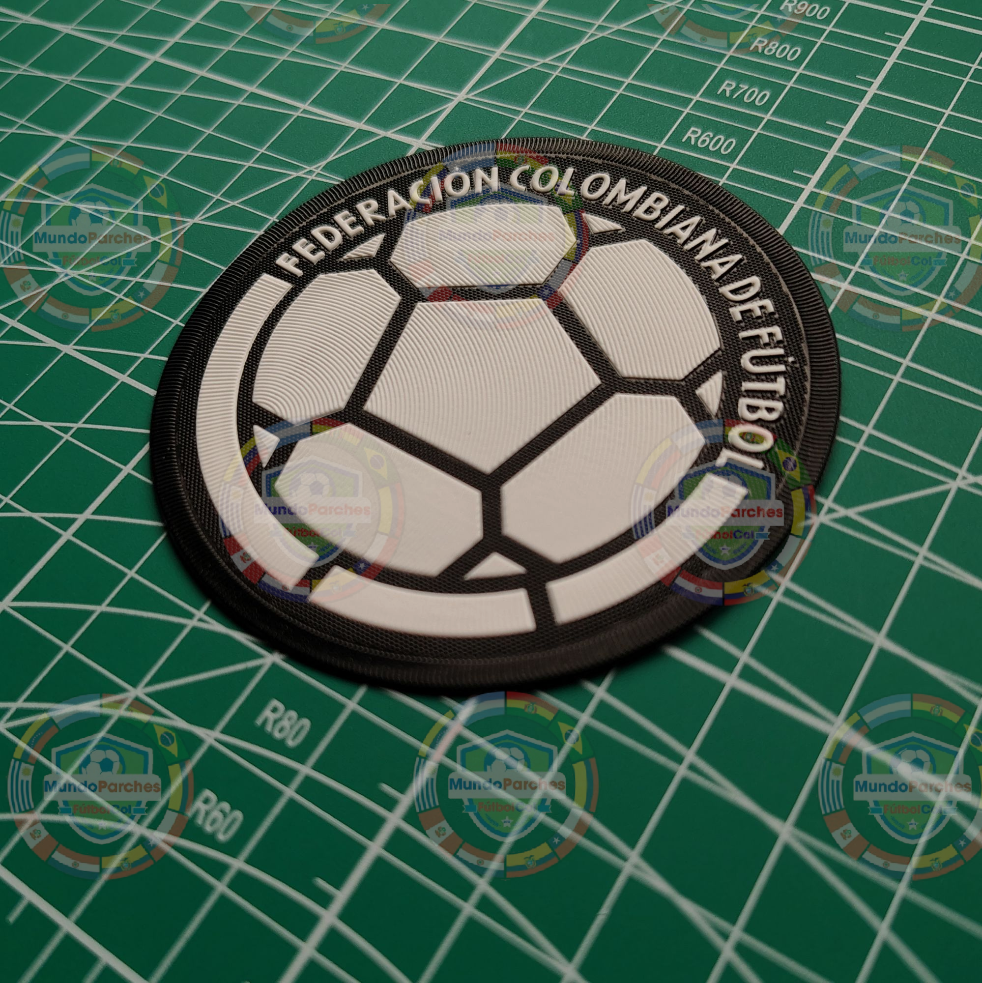 Escudo Selección Colombia 2023 Material Tpu (Caucho) Blanco y Negro Borde Negro