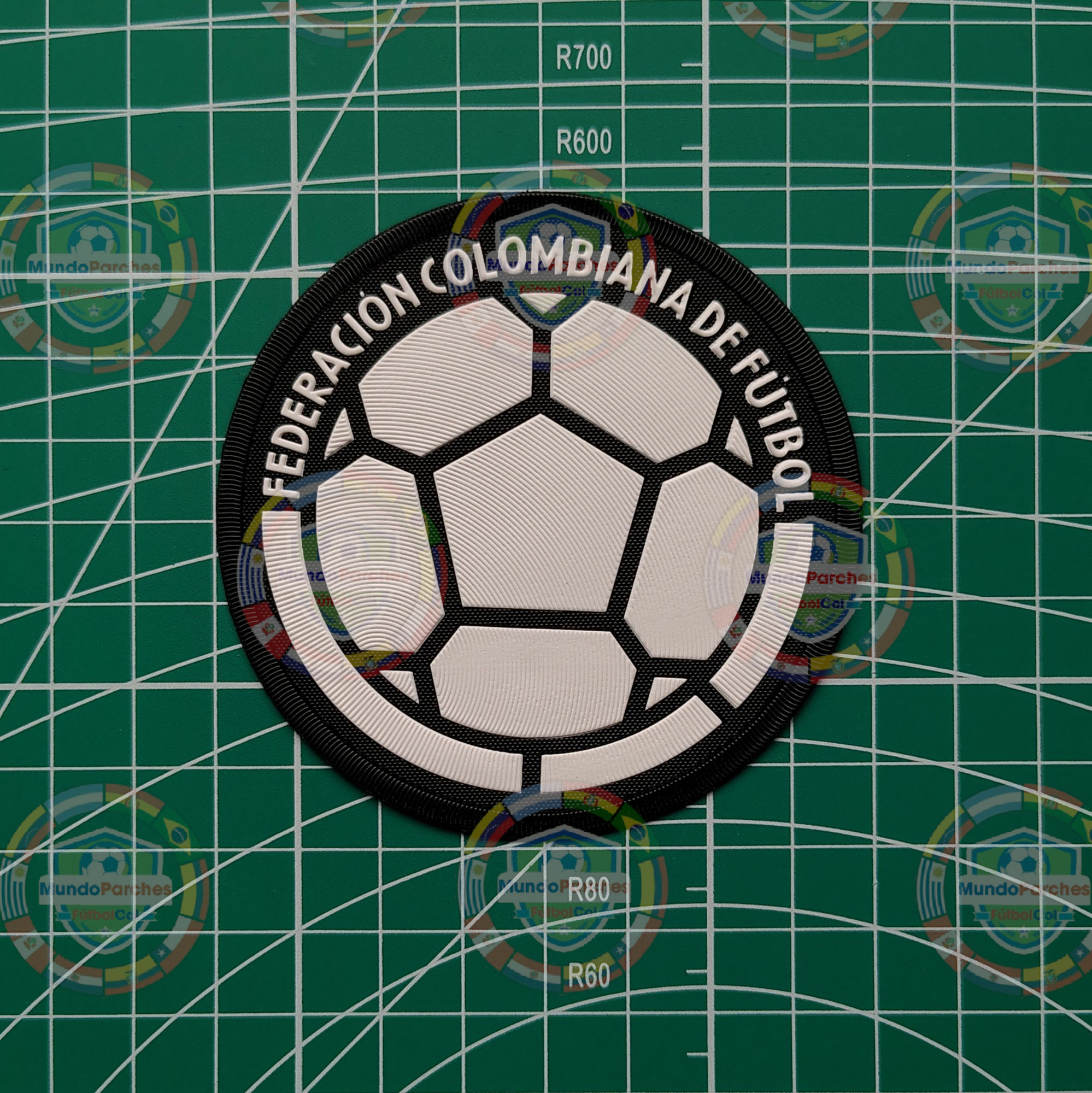 Escudo Selección Colombia 2023 Material Tpu (Caucho) Blanco y Negro Borde Negro