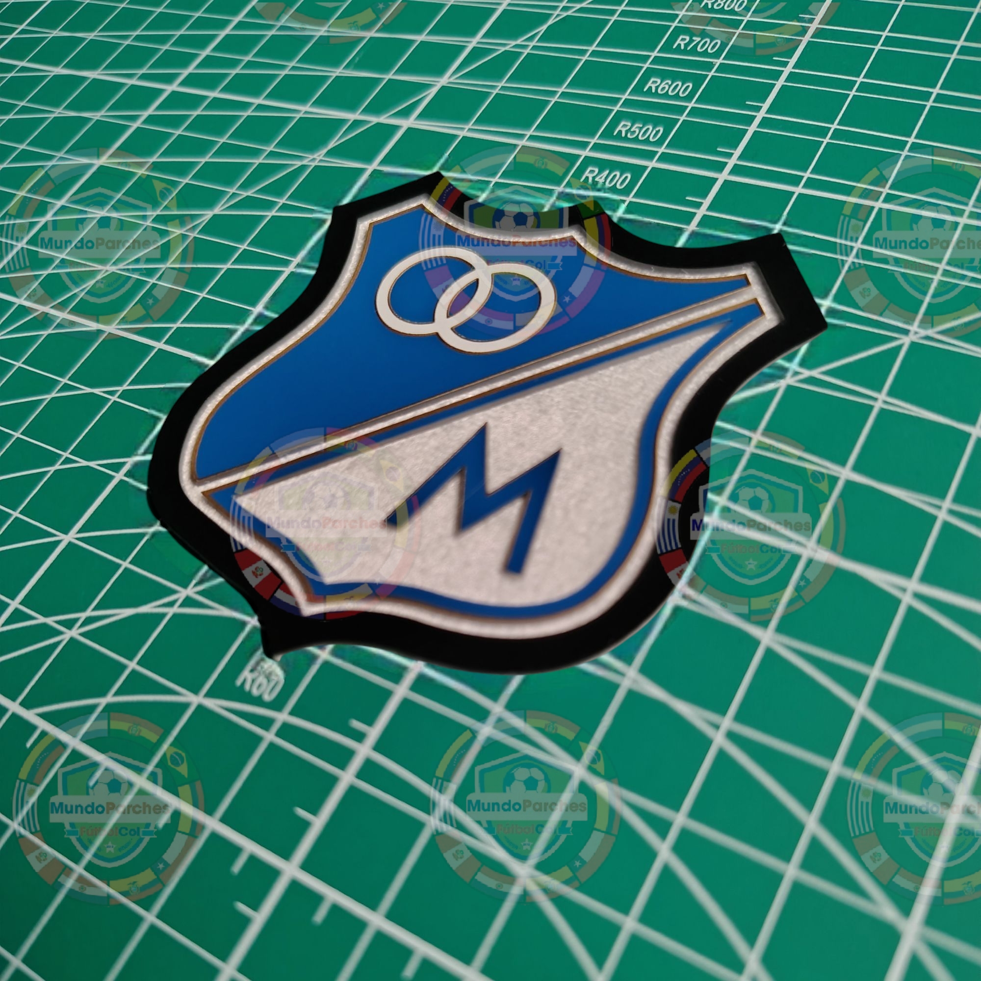 Escudo Millonarios Grande material TPU ( caucho) borde dorado y terciopelo