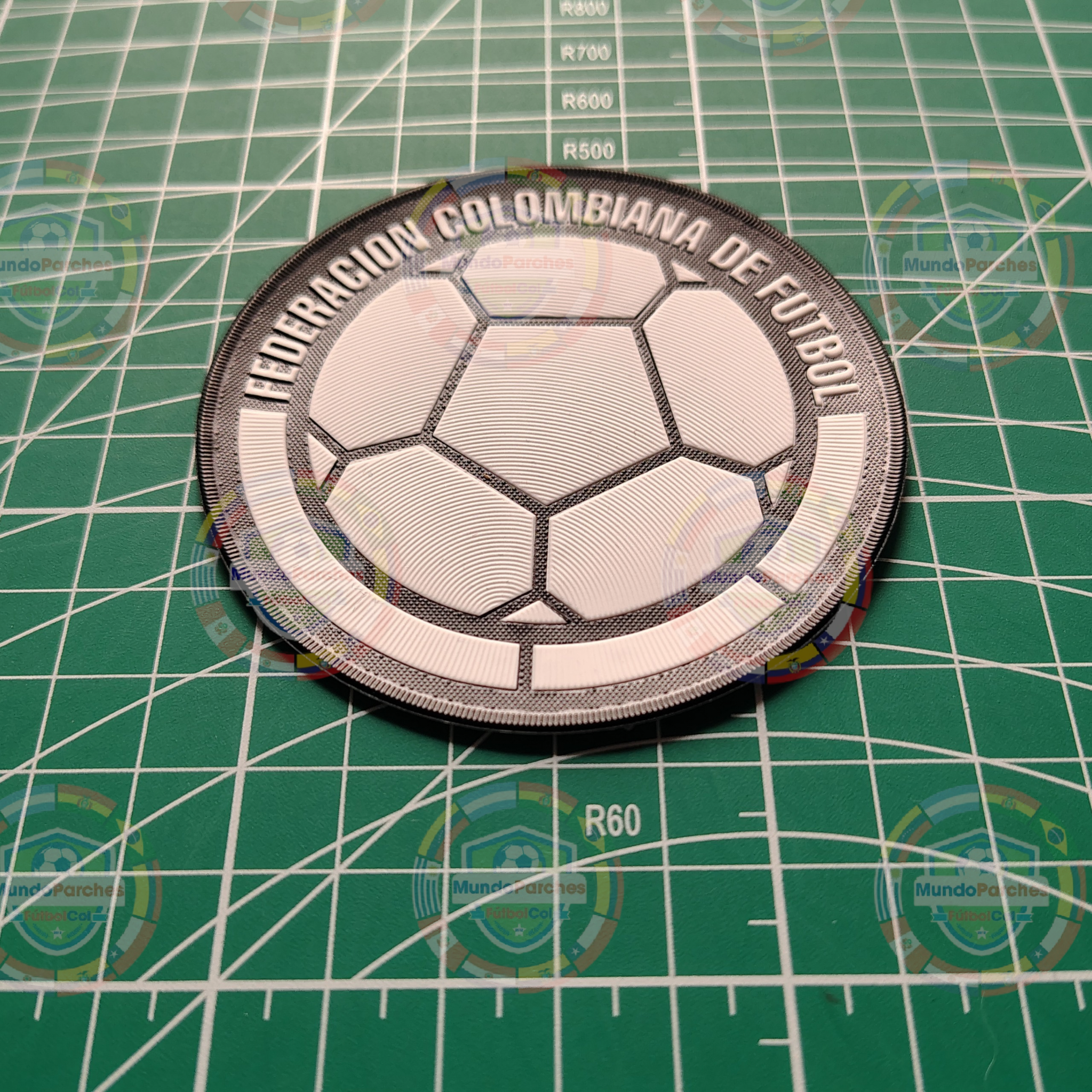 Escudo Selección Colombia 2023 Material Tpu (Caucho) Blanco y Negro Borde Negro