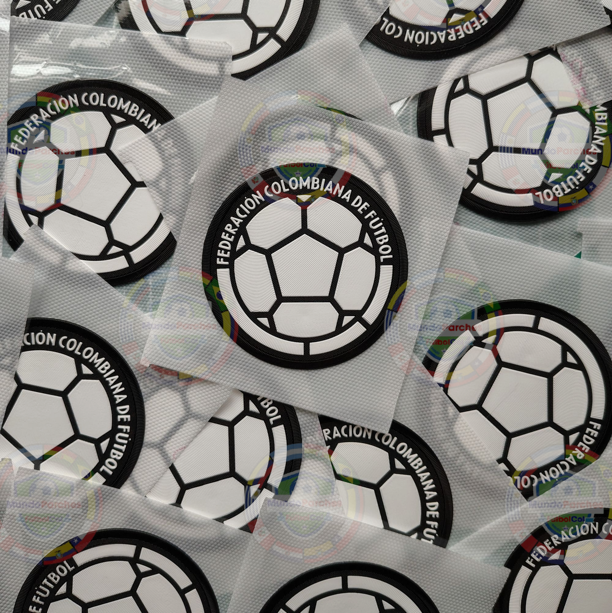 Escudo Selección Colombia 2023 Material Tpu (Caucho) Blanco y Negro Borde Negro