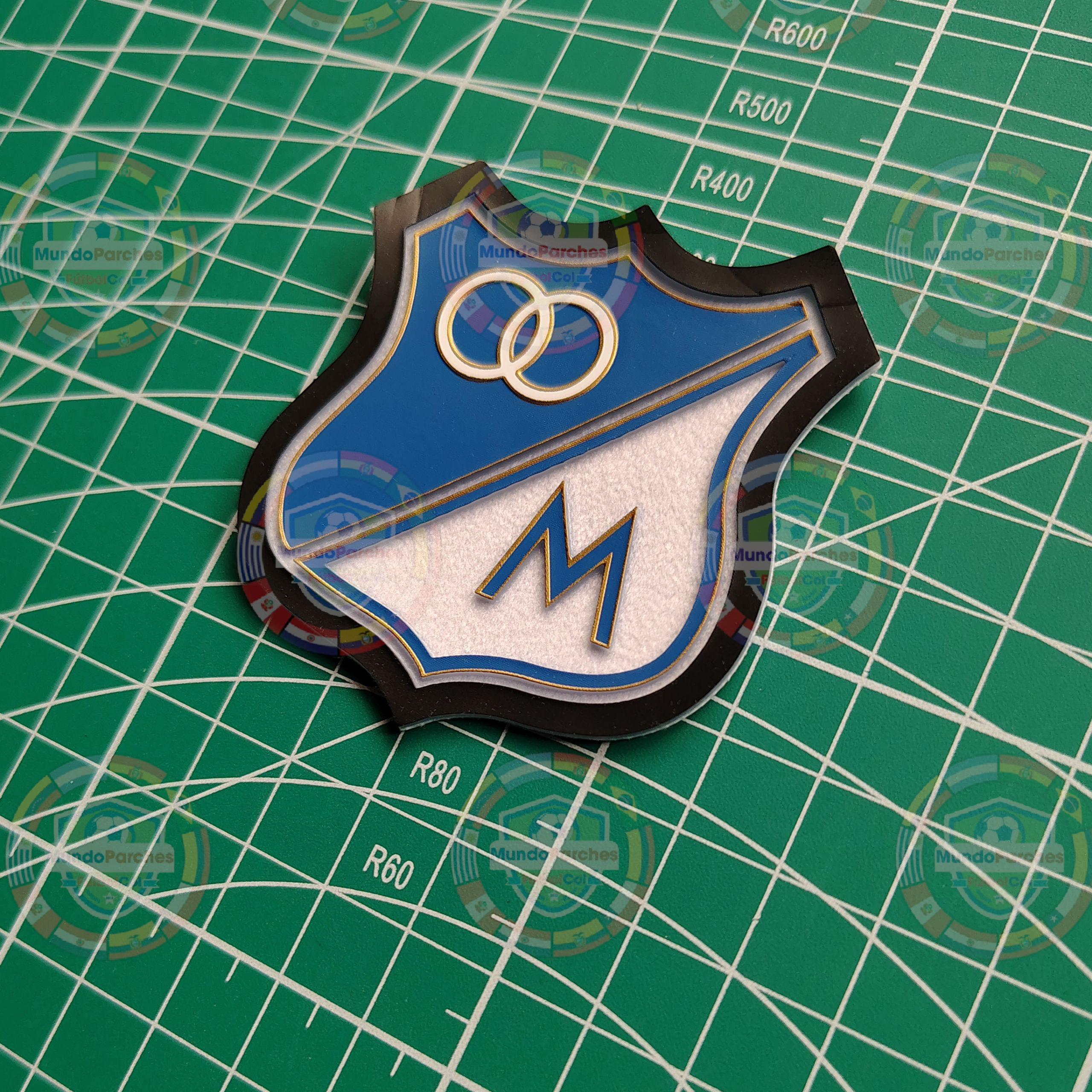 Escudo Millonarios Pequeño material TPU ( caucho) borde dorado y terciopelo