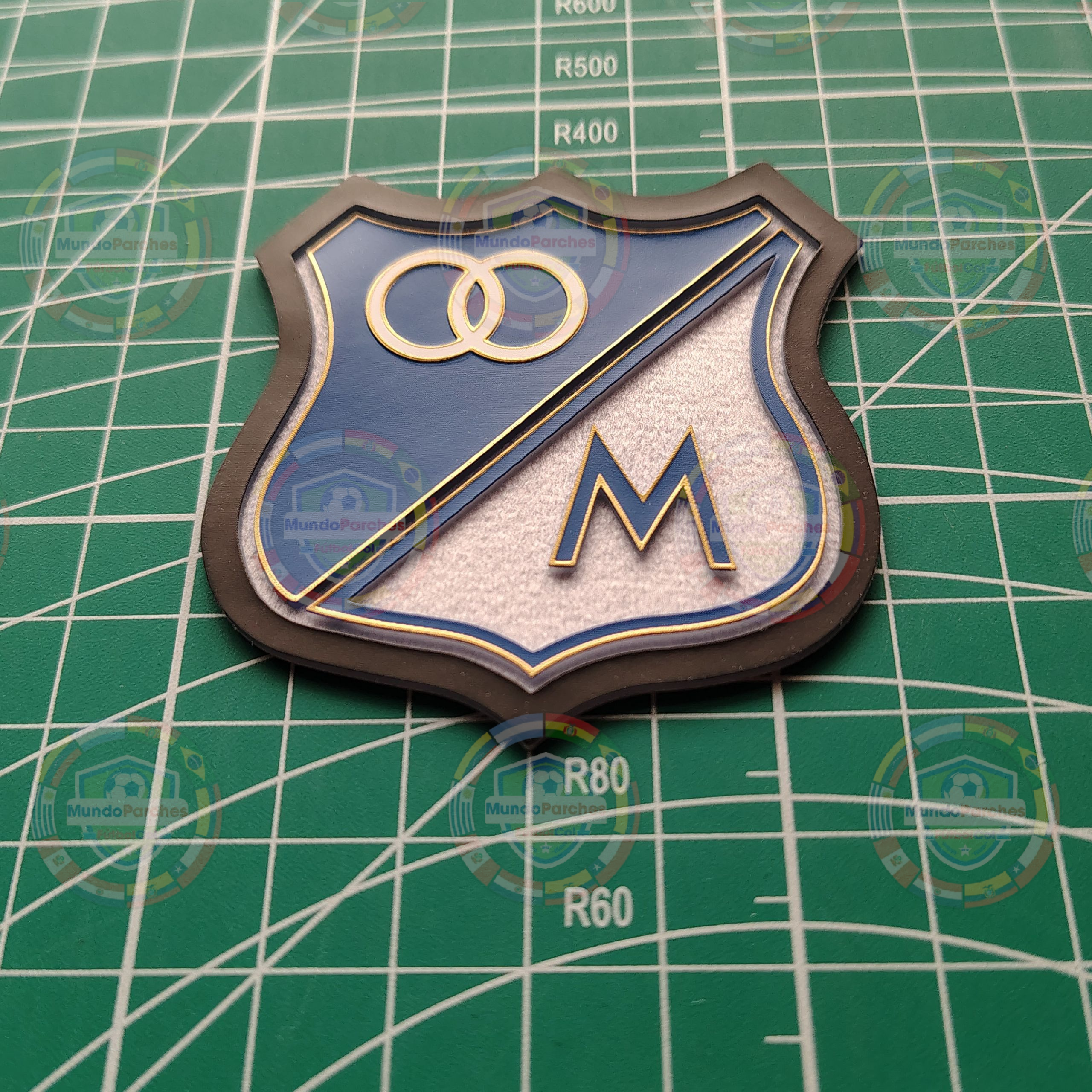 Escudo Millonarios Pequeño material TPU ( caucho) borde dorado y terciopelo