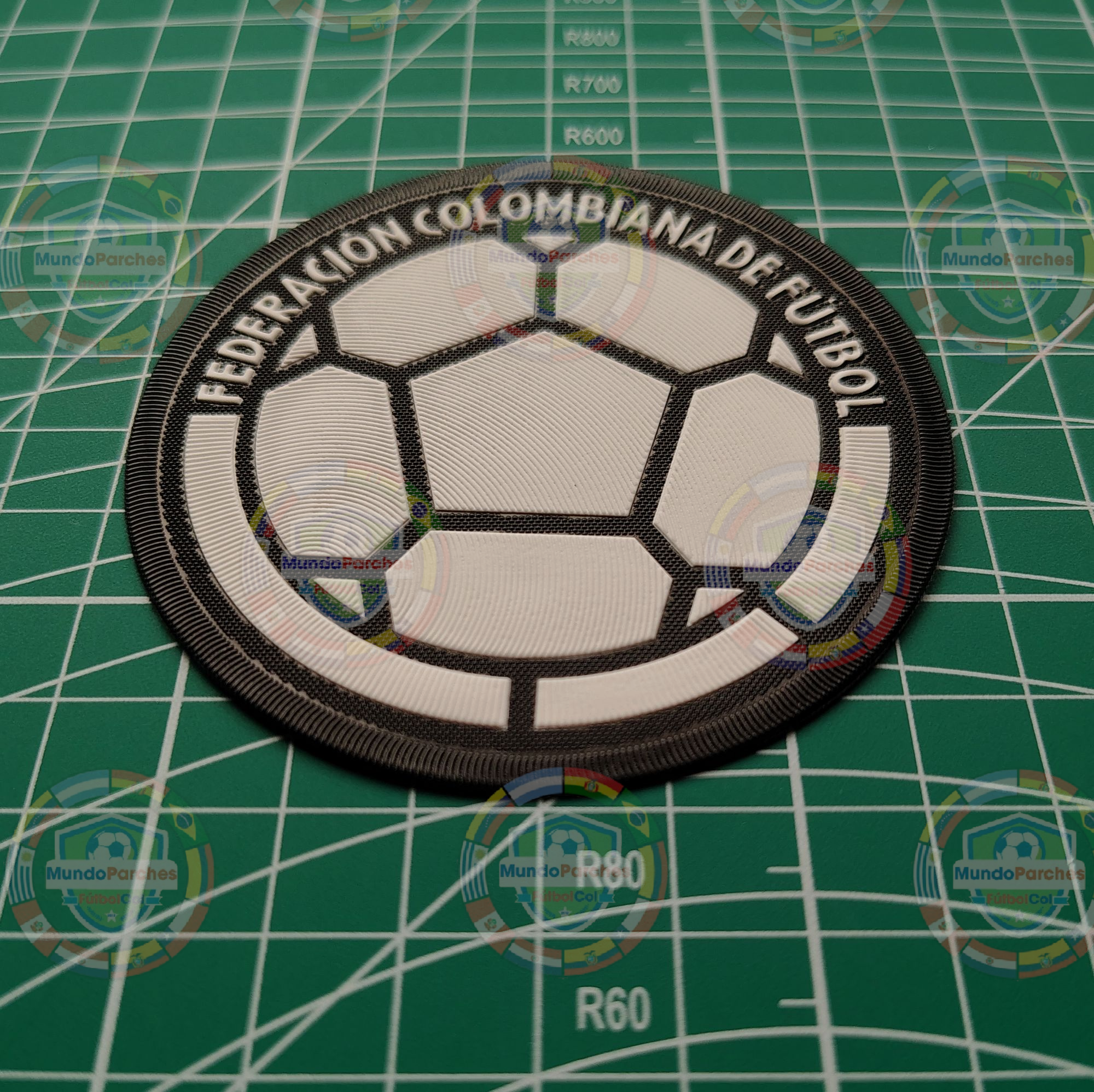 Escudo Selección Colombia 2023 Material Tpu (Caucho) Blanco y Negro Borde Negro